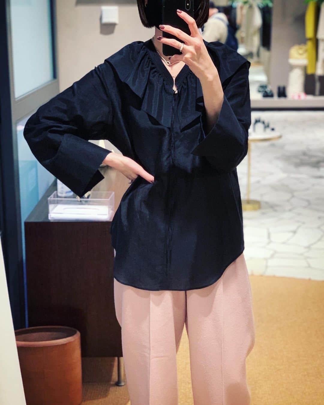 二ノ宮和佳子のインスタグラム：「Frill Ribbon Blouse @aewen_matoph   微光沢のあるコットンシルク地のブラウス フリルカラーが女性らしく、少し透け感もあるので 黒でも重くなく上品な印象 襟元にはステッチをきかせ、 袖はカフス仕立てにしたので、甘すぎずすっきりしたシルエットに仕上げています 他に、White/Light Blueのカラー展開 Light Blueは、ライラックっぽいカラーです  色んなコーディネートが楽しめるブラウス 私はニットを上に重ねたり、中に透けタートル合わせようかな  #frillribbonblouse #aewenmatoph #イウエンマトフ」