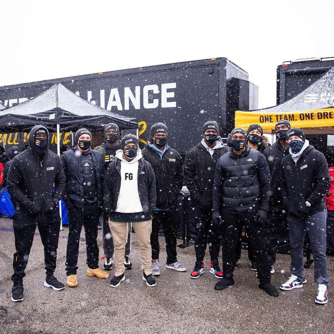 テキサス・レンジャーズさんのインスタグラム写真 - (テキサス・レンジャーズInstagram)「Today, @theplayersalliance members teamed up in Oak Cliff to pass out equipment and came together to create an inclusive culture.」1月11日 8時36分 - rangers