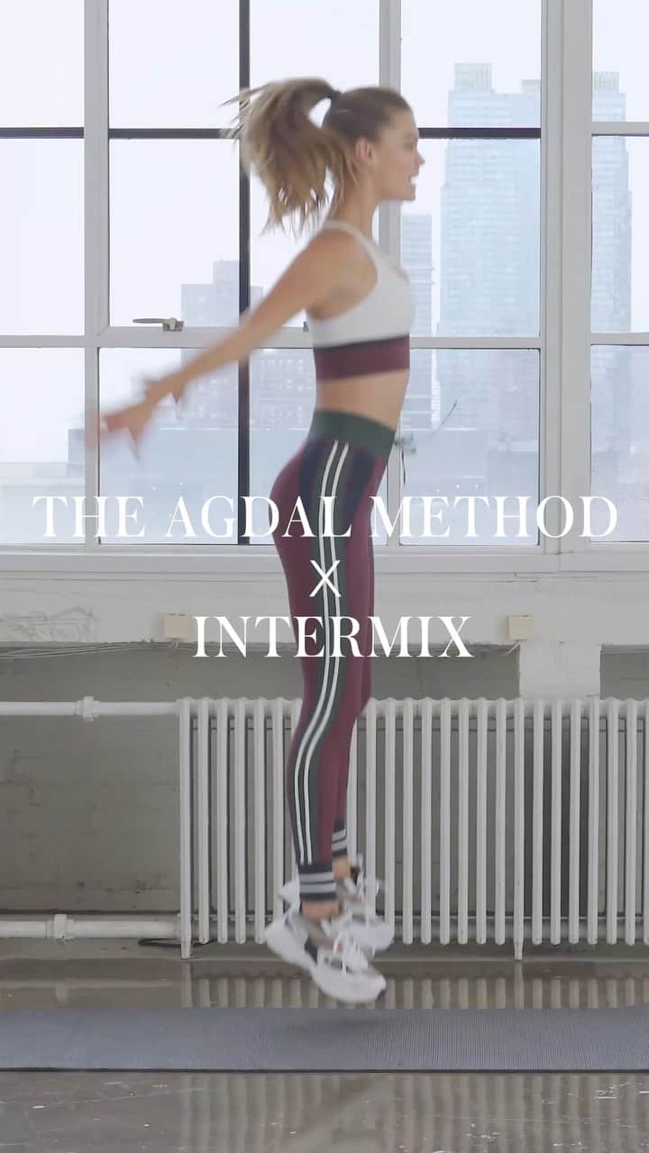 ニーナ・アグダルのインスタグラム：「We’re back with more! 💪💕 See you next week as I'll be sweating with INTERMIX all month long! #StyleInAction @intermixonline @theagdalmethod #TheAgdalMethod ✨」