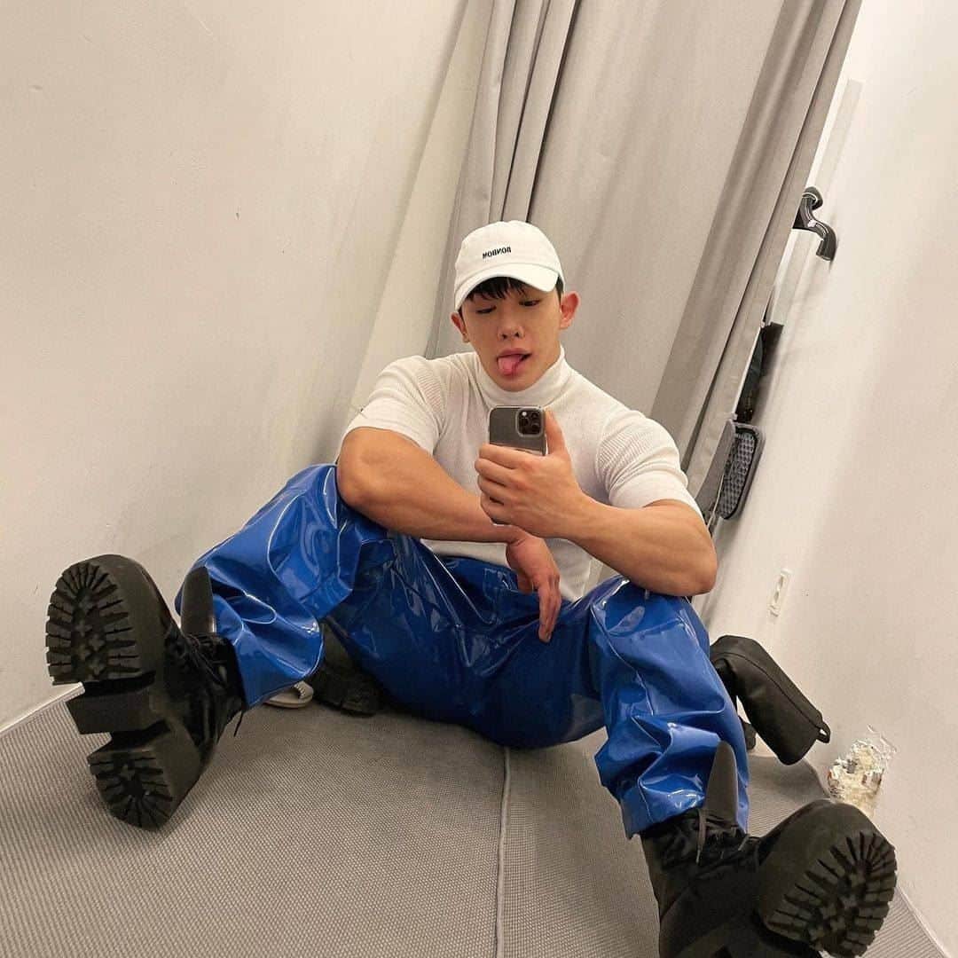MTVさんのインスタグラム写真 - (MTVInstagram)「Just want someone to love me as much as @iwonhoyou loves taking mirror selfies 🥺 • 🔁 @iwonhoyou」1月11日 8時38分 - mtv