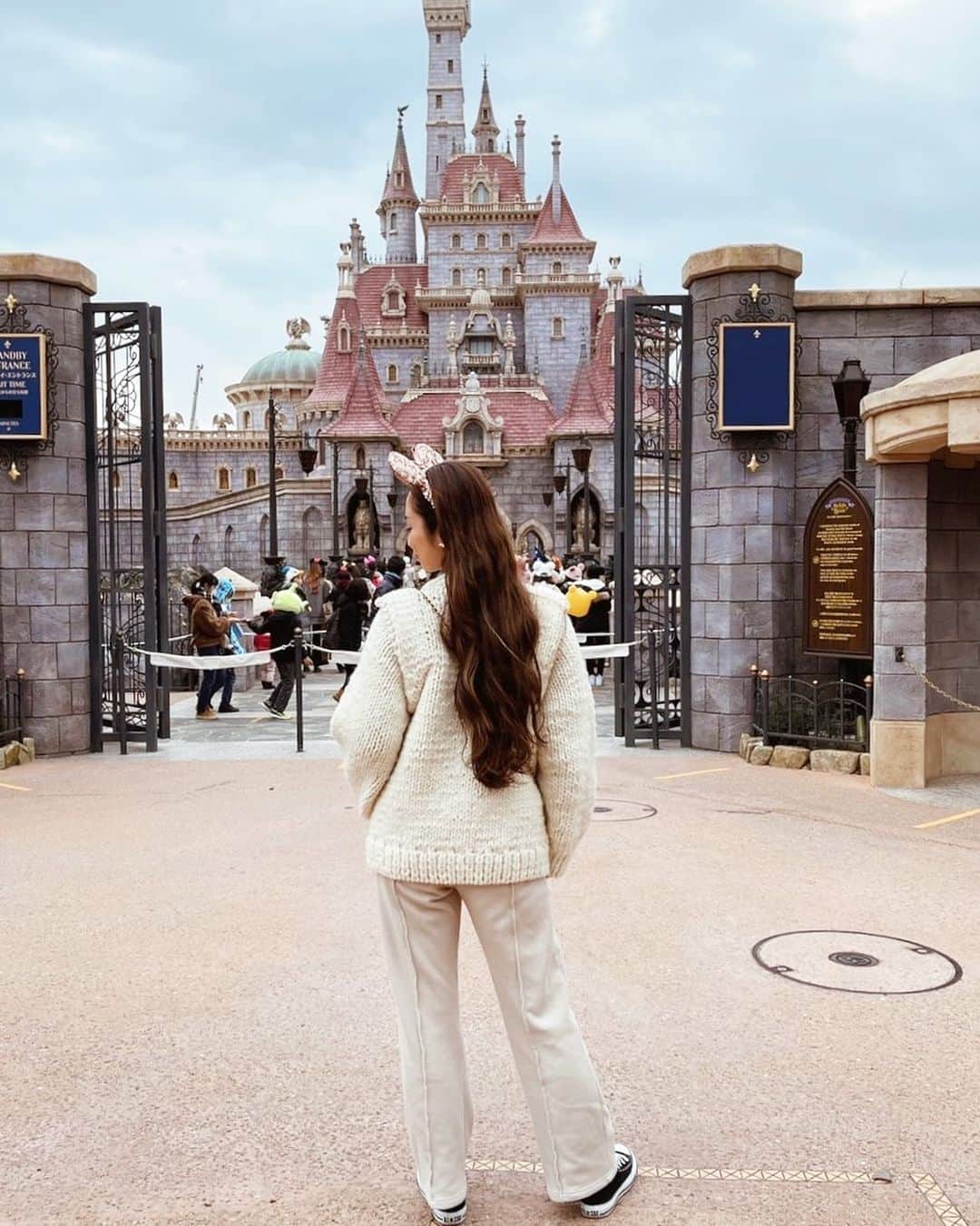 kazumi_rippleのインスタグラム：「・ ・ やーっと行けて嬉しかったぁ♡ 美女と野獣のお城🏰💕 📍 Disneyland ・ ・」