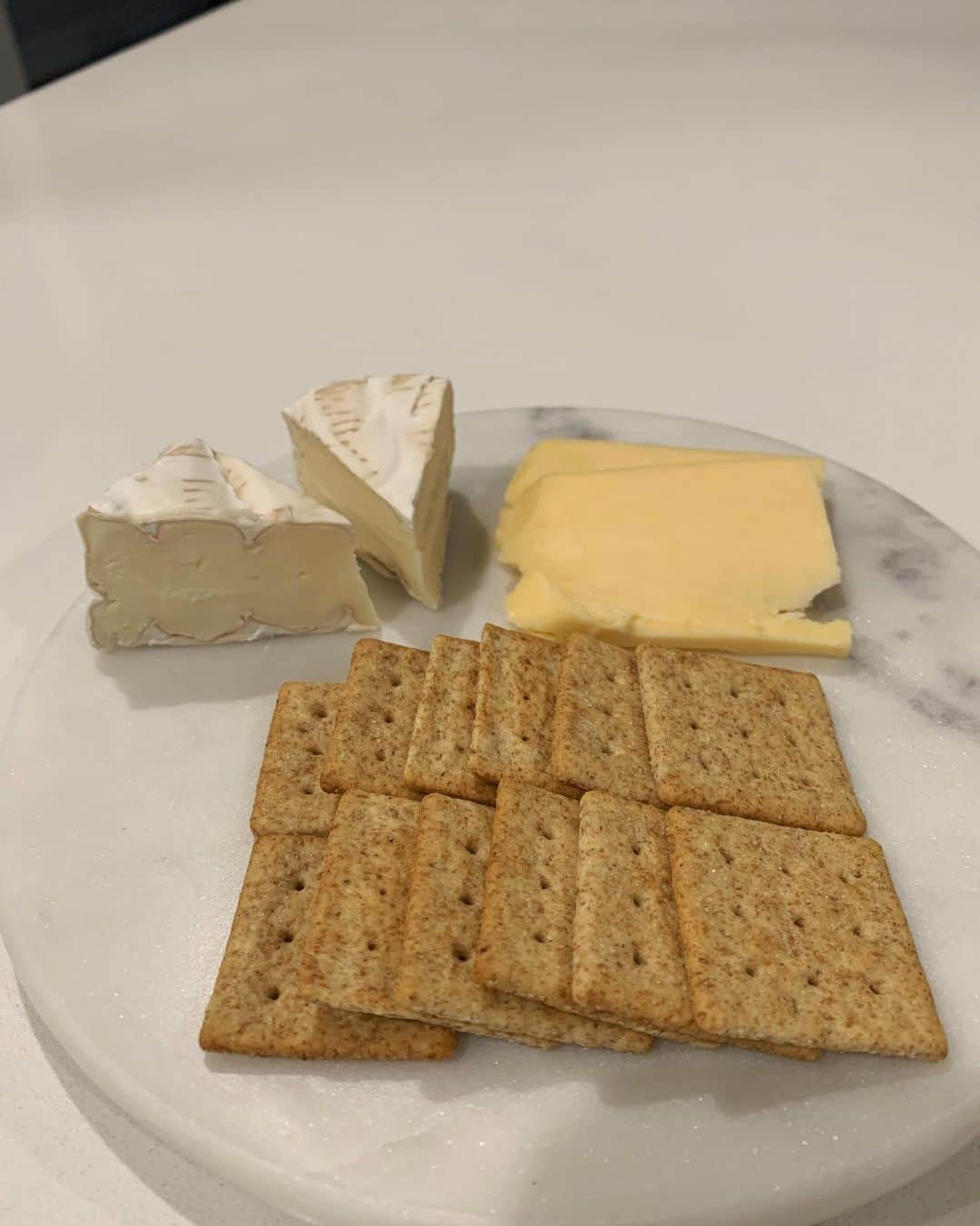 ハー・ミジョンのインスタグラム：「치즈 마시쪄😋  #briecheese #redwaxgouda #wheatcrackers #🧀」