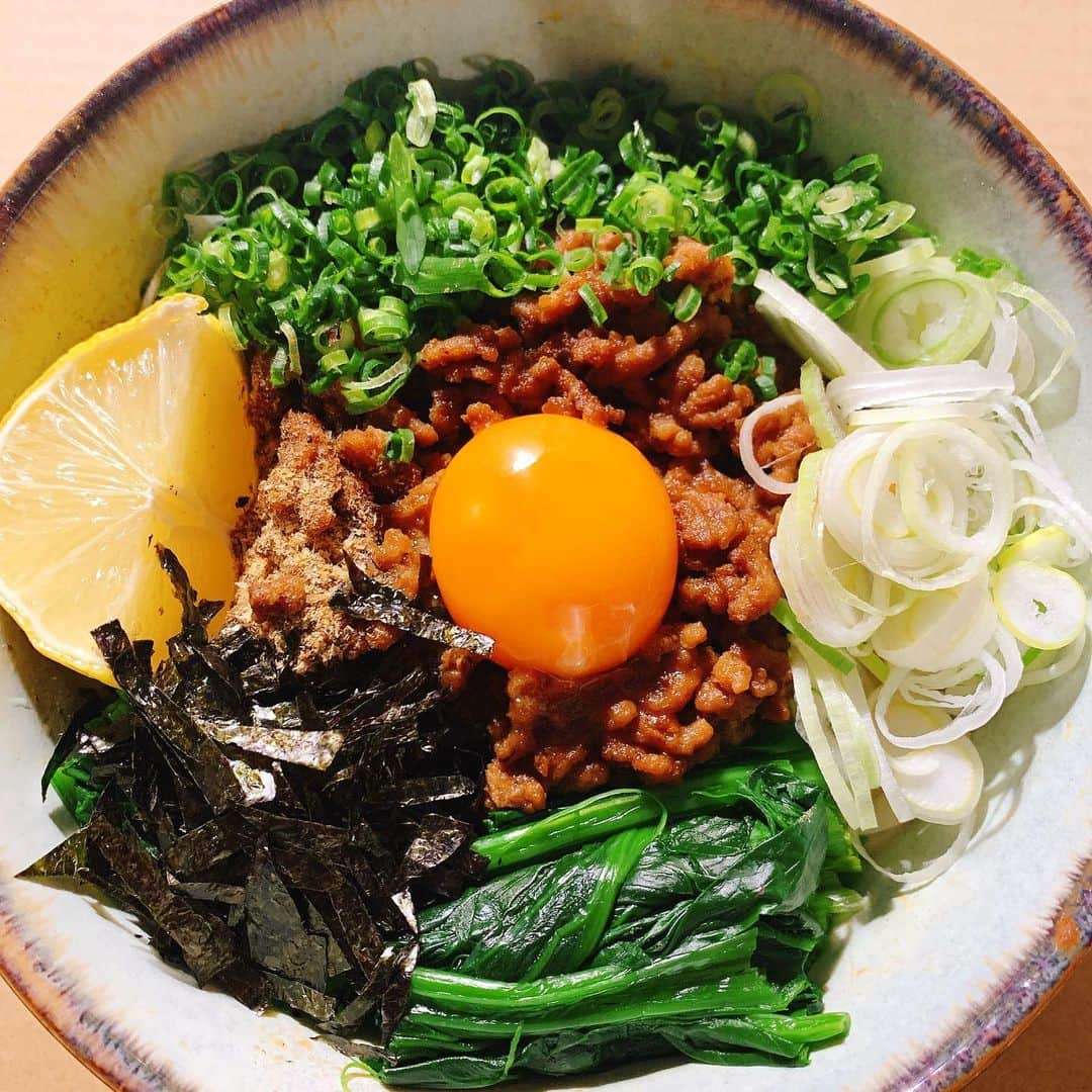 谷口菜津子のインスタグラム：「朝飯 ・ ・ ・ まぜそば ・ ・ 朝起きた瞬間にまぜそばが食べたくなりゴミ出しでそのままスーパーに直行した。 挽肉を炒めるだけなんで意外と楽。 ・ ・ #まぜそば　#朝飯」