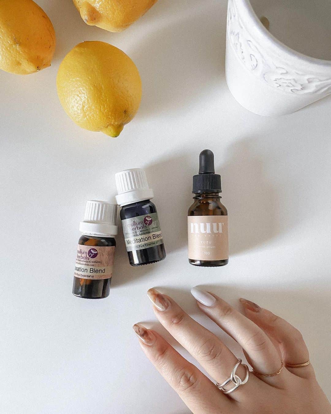 Manamiのインスタグラム：「morning routine🍋🌞  朝レモン白湯とCBDオイルは 去年から毎朝の日課☀️ CBDは @nuu_cbd   @chika_602 @chikako_beauty から送られてきた Byronのpure essential oilの香りをプラスして 優雅な5分を過ごすだけで 私の朝の質が上がるのである😌 (5分以外はバタバタ😌)  nail @moonlit_kaori  ring @islen_official   #マナシカの質を上げるitemたち (自己満タグ) #丁寧な暮らし #朝のルーティン」