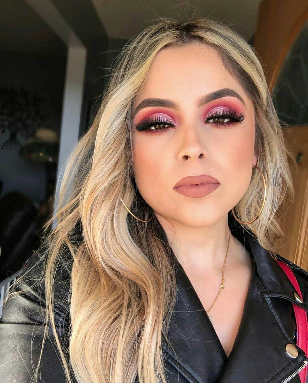 the Balmのインスタグラム：「@jessipinkk1 rockin’ Hot Mama 🔥 look at that peachy-pink glow! Who else has Hot Mama in their makeup bag?😉❤️  #thebalm #thebalmcosmetics #blush #hotmama #cleanbeauty #crueltyfreebeauty #glam #beauty」