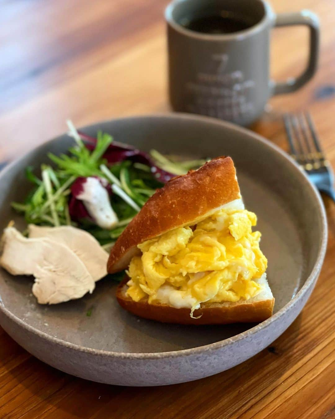 吉野千穂さんのインスタグラム写真 - (吉野千穂Instagram)「千穂飯🌿  3連休最終日の朝ごはん🍳 ・ふわふわ卵のバゲットサンド ・水菜とトレビスのフレンチサラダ ・しっとり鶏ハム ・注いだだけのコンソメスープ ・真っ赤なとちおとめ ・ふんわりバームクーヘン  乾燥し始めてたバゲットを魚焼きグリルで温めて 賞味期限切れの卵をふわふわにしてはさみ、 昨日の残りのサラダに冷蔵庫で忘れられてた鶏ハムを添え、 コンソメ・パセリ・粉チーズ・胡椒にお湯を注いだだけの 即席スープ。  余り物のかき集めだったけど満足な朝でした😊 (盛り付けが雑だったことが唯一の後悔)  そして頂き物の立派なとちおとめとバームクーヘンで 食後のデザート☕️  ごちそうさまでした☺️ * * #朝食#休日の朝ごはん#休日ごはん#バゲットサンド#サンドイッチ#とちおとめ#バームクーヘン#簡単レシピ#作り置き#作り置きレシピ#常備菜#千穂飯#管理栄養士ごはん#管理栄養士#吉野千穂#おうちごはん#毎日ごはん#朝ごはん#お昼ごはん#晩ごはん#今日のごはん#おうち居酒屋#おつまみ#おつまみレシピ#フードスタイリスト」1月11日 9時16分 - chiho_yoshino