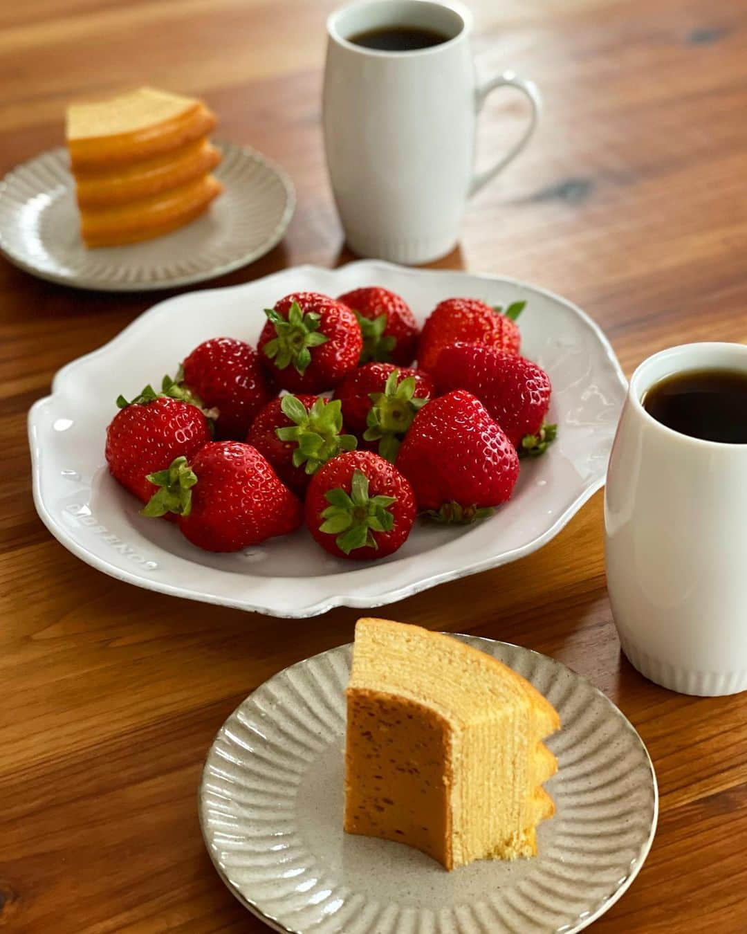 吉野千穂さんのインスタグラム写真 - (吉野千穂Instagram)「千穂飯🌿  3連休最終日の朝ごはん🍳 ・ふわふわ卵のバゲットサンド ・水菜とトレビスのフレンチサラダ ・しっとり鶏ハム ・注いだだけのコンソメスープ ・真っ赤なとちおとめ ・ふんわりバームクーヘン  乾燥し始めてたバゲットを魚焼きグリルで温めて 賞味期限切れの卵をふわふわにしてはさみ、 昨日の残りのサラダに冷蔵庫で忘れられてた鶏ハムを添え、 コンソメ・パセリ・粉チーズ・胡椒にお湯を注いだだけの 即席スープ。  余り物のかき集めだったけど満足な朝でした😊 (盛り付けが雑だったことが唯一の後悔)  そして頂き物の立派なとちおとめとバームクーヘンで 食後のデザート☕️  ごちそうさまでした☺️ * * #朝食#休日の朝ごはん#休日ごはん#バゲットサンド#サンドイッチ#とちおとめ#バームクーヘン#簡単レシピ#作り置き#作り置きレシピ#常備菜#千穂飯#管理栄養士ごはん#管理栄養士#吉野千穂#おうちごはん#毎日ごはん#朝ごはん#お昼ごはん#晩ごはん#今日のごはん#おうち居酒屋#おつまみ#おつまみレシピ#フードスタイリスト」1月11日 9時16分 - chiho_yoshino