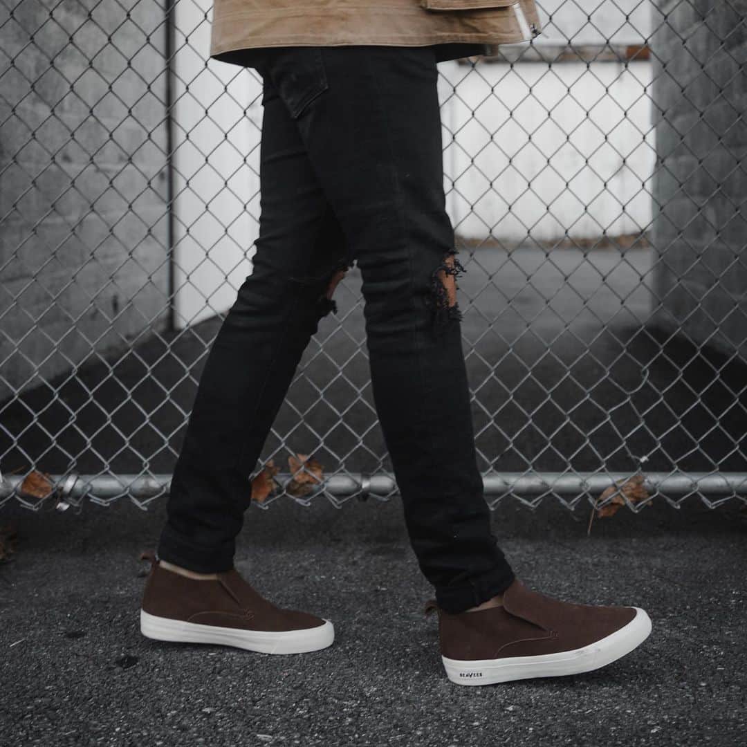 シービーズのインスタグラム：「We’ve been told that wearing our Huntington Middie slip ons is like walking on clouds. ☁️  For a limited time only the Middie in Sable is 50% off - head to our End of Season Sale for more styles.  📷: @kerwinbrackbill   #showupinseavees」