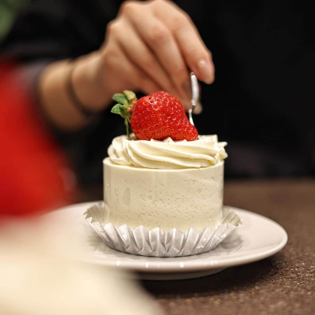 きょん。さんのインスタグラム写真 - (きょん。Instagram)「.  .  PARIYA 心斎橋PARCO店 @pariya_official  先日アップしたのは クラッシックショートなのだけど あまおうが どーーーーーーんと鎮座した スペシャルショートもございます。  #PARIYA #心斎橋PARCO #osaka#sweets」1月11日 9時20分 - kyon_tokiiro