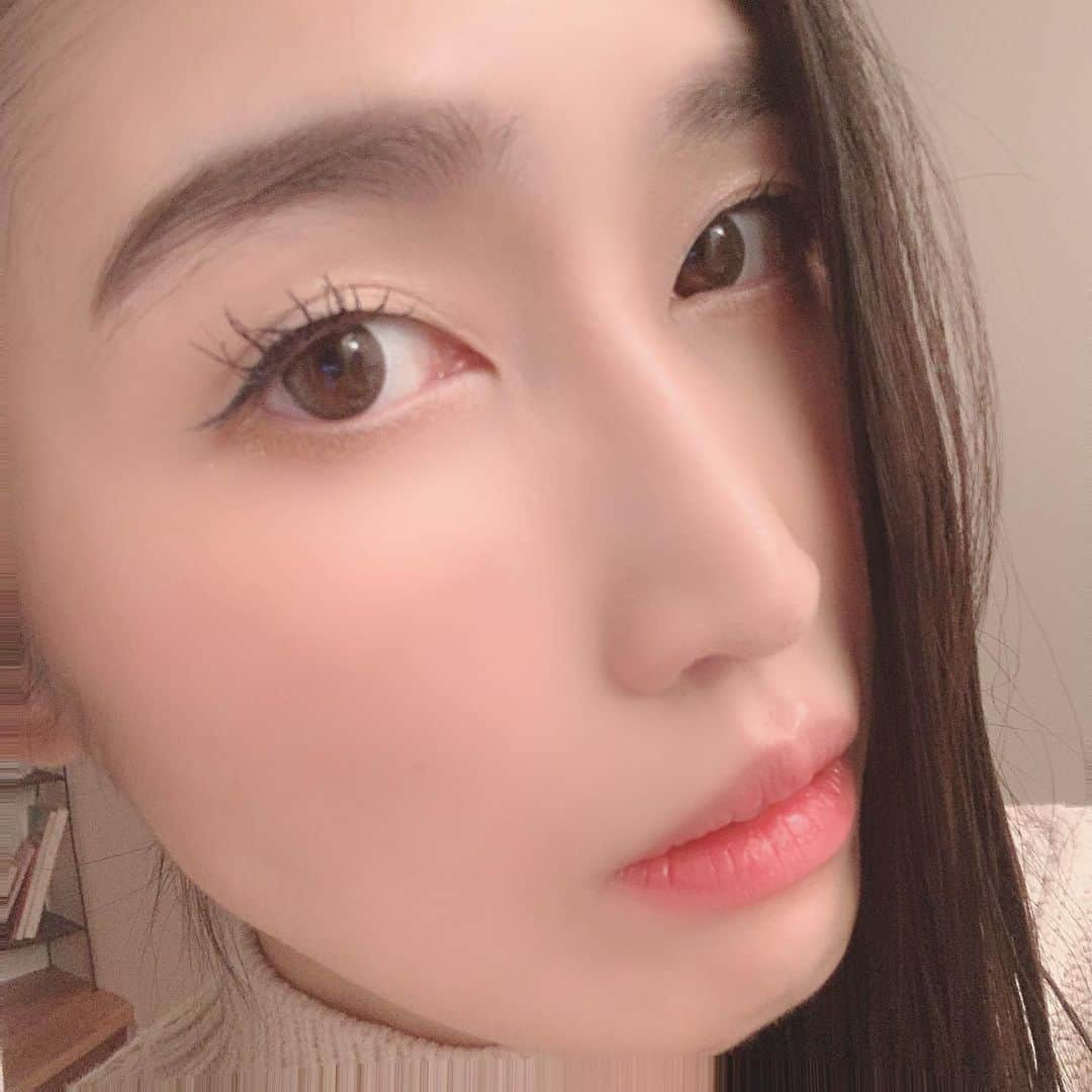 峰なゆかさんのインスタグラム写真 - (峰なゆかInstagram)「ピンク〜ボルドー系アイメイクに赤リップはもうみんなしてないことにはだいぶ前から気付いていたもののメイク変えるのがめんどくさすぎて放置してたのだがやっとゴールド×ネイビーアイメイクにパープルピンクチークにしてベースにツヤ感を意識してみたなゆゆだよ！！！（ツヤ感はもう古いとかいう情報はあと2年は受け付けませんのでよろしくお願いします） #ストロボクリーム　#ボームエサンシエル」1月11日 9時24分 - minenayuka