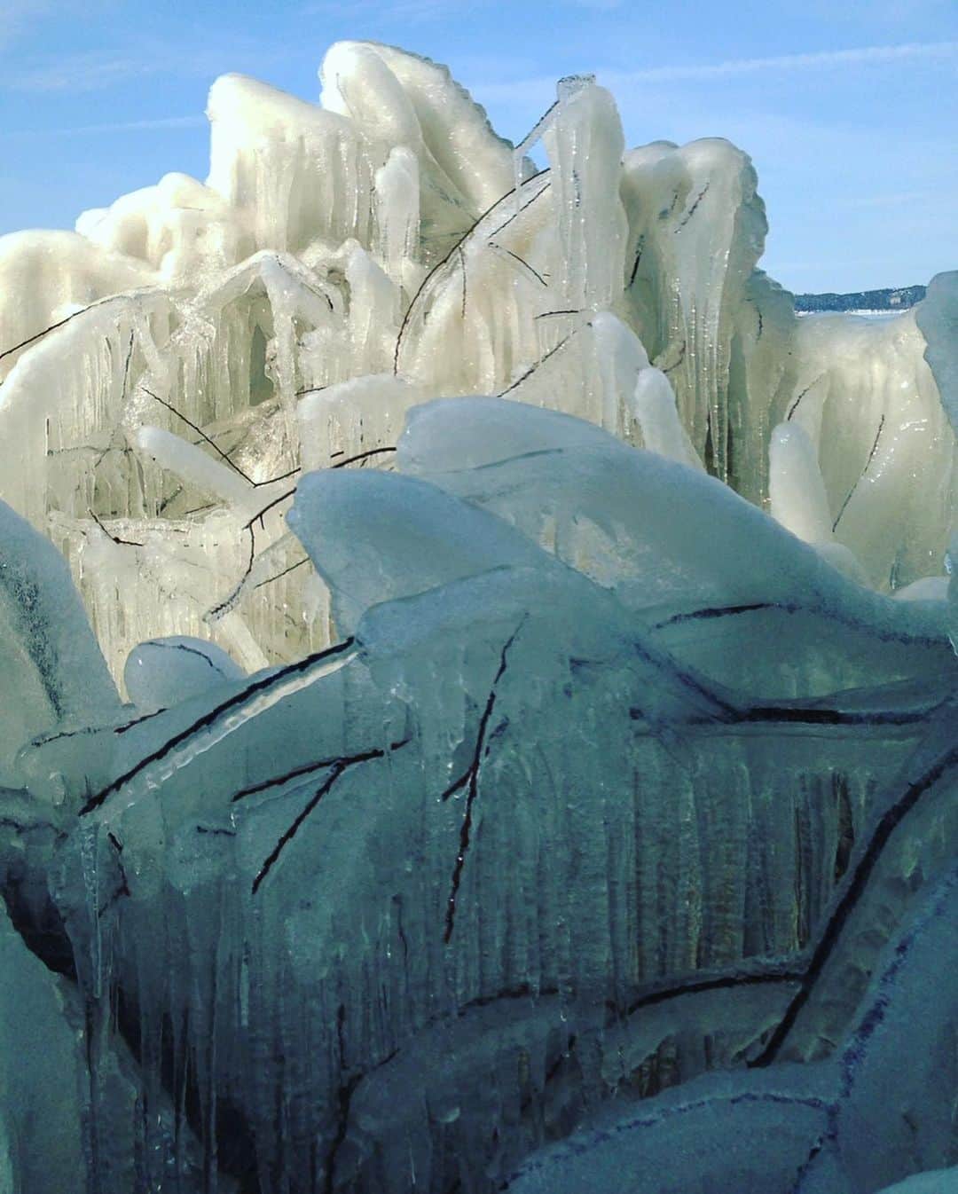 Rediscover Fukushimaさんのインスタグラム写真 - (Rediscover FukushimaInstagram)「What’s this? Zoom in close to see! ❄️  These are naturally formed ice sculptures!  Around Tenjinhama beach on Lake Inawashiro you may catch a glimpse of these "shibuki-gori" naturally formed ice sculptures.  My coworker visits here a lot so here are some photos from a couple different days, check out the differences! What do you think about these?   Read more about the formation of these spectacular natural ice sculptures on our website:   https://fukushima.travel/destination/shibuki-gori-naturally-forming-ice-sculptures/140  🏷 ( #FukushimaTravel #TravelFukushimaJapan #Fukushimagram #visitfukushima #Inawashiroko #LakeInawashiro #AizuBandai #Fukushima #Touhoku #Tohoku #福島 #福島の旅 #猪苗代湖 #Japan #NorthernJapan @itsyourjapan @giapponizzati #lovinjapan #Japow #JapowCountry #AizuSki #icesculpture #icesculptures #frozen #frozenjapan #naturalice )」1月11日 9時24分 - rediscoverfukushima