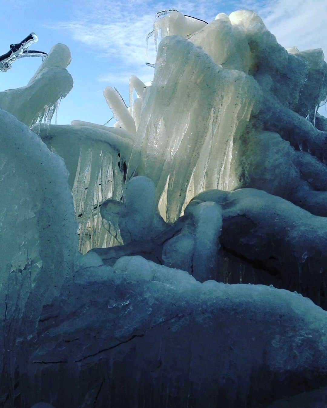 Rediscover Fukushimaさんのインスタグラム写真 - (Rediscover FukushimaInstagram)「What’s this? Zoom in close to see! ❄️  These are naturally formed ice sculptures!  Around Tenjinhama beach on Lake Inawashiro you may catch a glimpse of these "shibuki-gori" naturally formed ice sculptures.  My coworker visits here a lot so here are some photos from a couple different days, check out the differences! What do you think about these?   Read more about the formation of these spectacular natural ice sculptures on our website:   https://fukushima.travel/destination/shibuki-gori-naturally-forming-ice-sculptures/140  🏷 ( #FukushimaTravel #TravelFukushimaJapan #Fukushimagram #visitfukushima #Inawashiroko #LakeInawashiro #AizuBandai #Fukushima #Touhoku #Tohoku #福島 #福島の旅 #猪苗代湖 #Japan #NorthernJapan @itsyourjapan @giapponizzati #lovinjapan #Japow #JapowCountry #AizuSki #icesculpture #icesculptures #frozen #frozenjapan #naturalice )」1月11日 9時24分 - rediscoverfukushima