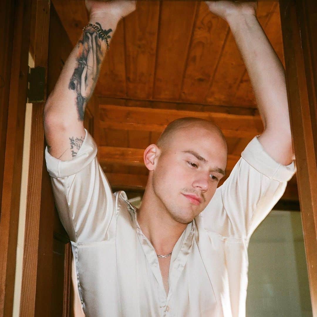 ブランドン・シェイアのインスタグラム：「hi, can y'all click my last post & comment 🌯 so I know y'all are seeing my posts, also happy Sunday, I'm 68 days sober today.」