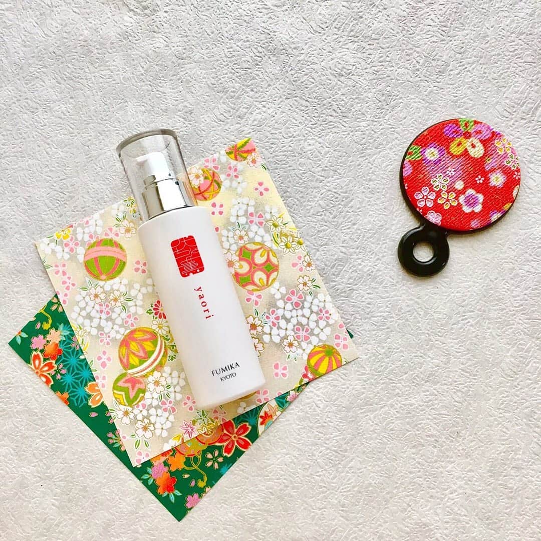 のインスタグラム：「🌸京から、肌咲く。🌸 FUMIKA30秒スキンケアセミナー 、 #fumika_kyoto50 最後は、茶くま。 このタイプは、肌への紫外線☀️などによる刺激により、黒色メラニンが残ることで、茶色っぽく現れるくま🐻です。くま🧸をお持ちの方で、引っ張っても上を向いても変わらない場合は、このタイプです。 、 お手入れ方法としては、目👀のまわりは、表皮が非常に薄く敏感なエリアなので、クレンジングする時には、やさしく行うようにしましょう。 、 また、紫外線☀️は大敵なのでしっかりＵＶケアをしましょう。 、 NO.46〜NO.49は、くまのお話でしたが、いかがだったでしょうか？ 目の下は、くま出没危険⚠️エリアです。 “目の下のくま”も“動物のクマ”もどちらもコワイ😖ですね。 気をつけましょう！ 、 #fumika_kyoto #スキンケア #美肌ケア #肌ケア #肌荒れ #ナチュラルコスメ #オーガニックコスメ #クレンジング #洗顔 #化粧水 #乳液 #美容液 #敏感肌 #乾燥肌 #美容 #美意識 #化粧 #ビューティー #基礎化粧品 #京野菜 #エステ #京都 #伏見 #日本酒 #kyoto #japanesecosmetics #skincareproduct」