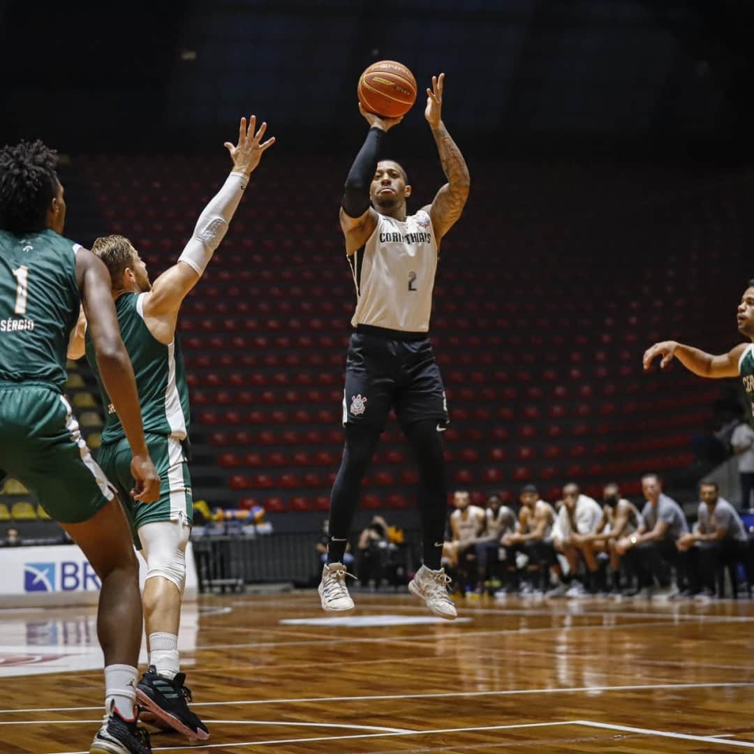 コリンチャンスさんのインスタグラム写真 - (コリンチャンスInstagram)「QUARTA VITÓRIA SEGUIDA! 🏀⠀ ⠀ Outra vez #NaBaseDaRaça, o @sccorinthians.basquete fez 74 a 71 sobre o Cerrado Basquete de virada pelo @nbb no ginásio Wlamir Marques!⠀ Próximo jogo será contra o Caxias Basquete na 3ª feira, às 20h, também em casa.⠀ ⠀ 📸 Beto Miller⠀ ⠀ #VaiCorinthians ⠀ #CorinthiansBasquete」1月11日 9時30分 - corinthians