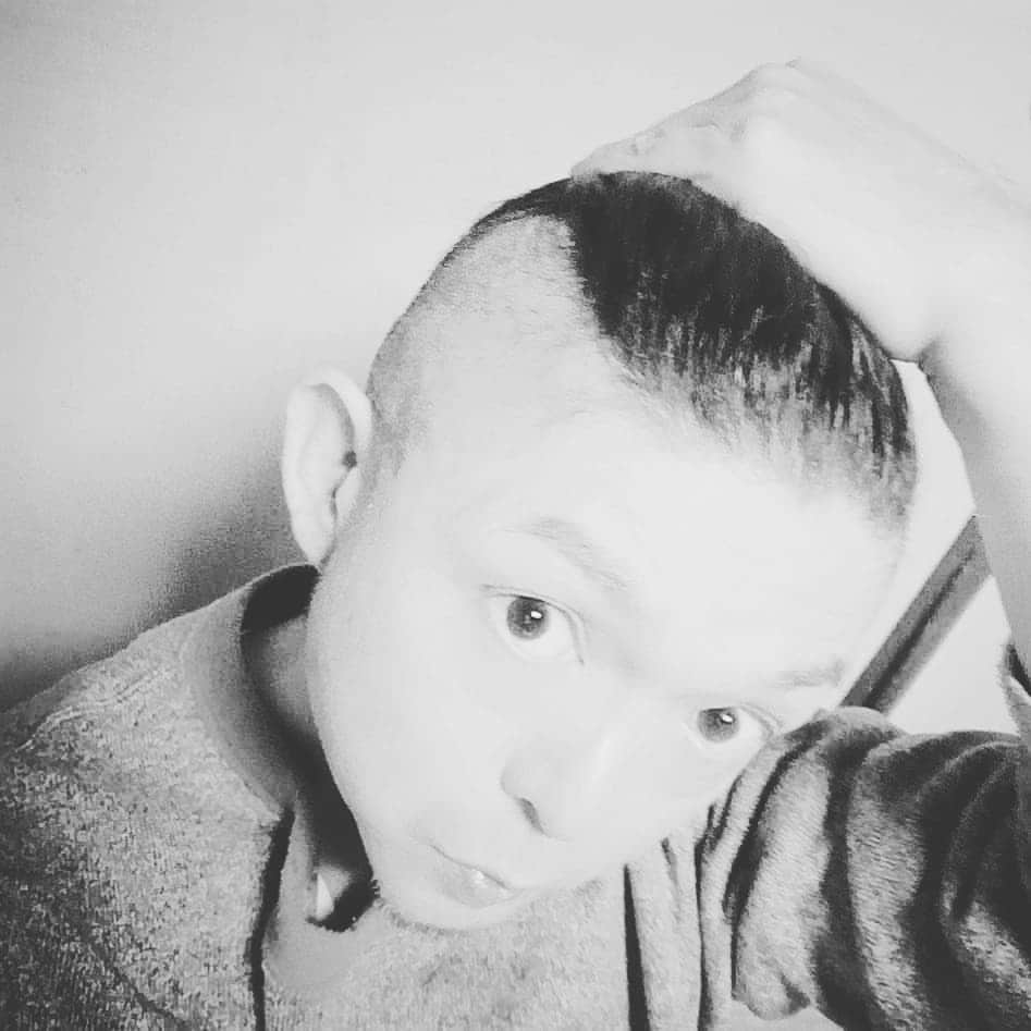 松本隆博のインスタグラム：「。 僕の髪が～♪ 後頭部まで伸びて～♪ ちょんまげ結びが～ できたなら～♪ 約束どおり～♪ 今度のLIVEで～♪ 頭を下げるよ～♪ 深々と～(˙◁˙)～♪  もうすぐハゲが～♪ 薄毛のハゲが～♪ 気にしたハゲが～♪ やっと隠れるよ～♪ 決行しようよ～ 僕の髪は…もうすぐ LIVEが、出来るよ～♥  吉田拓郎｢結婚しようよ｣ 松本隆博｢決行しようよ  早く僕を、、ハゲましてくれ ～人生遊歩道～」