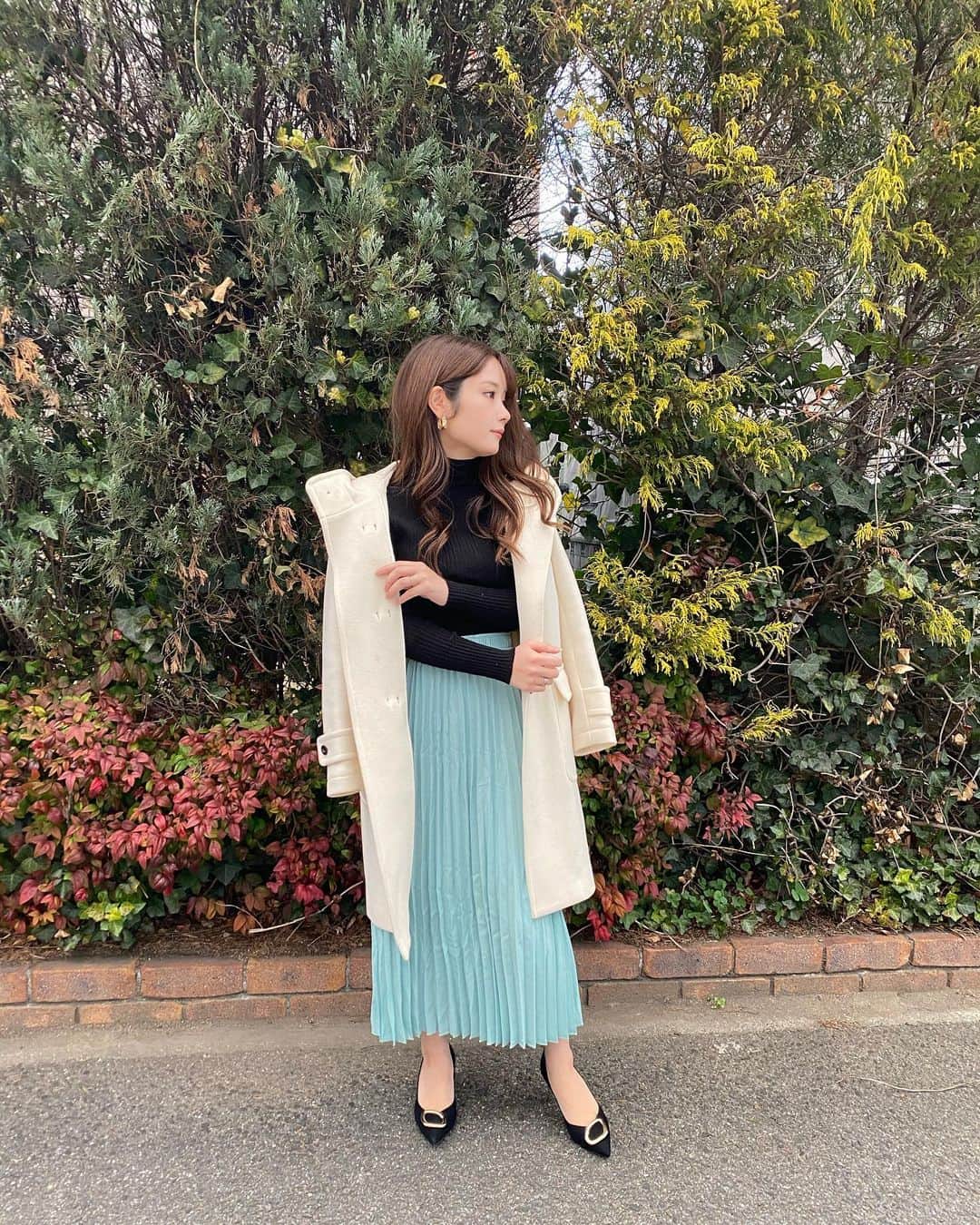 畠中清羅 のインスタグラム：「珍しくブルーのskirt🦕  モノトーンとかベージュ選びがち だけどたまにカラー物着たくなるよね👗 @fitmore_official ❤︎  #fitmore #フィットモア   #ootd」