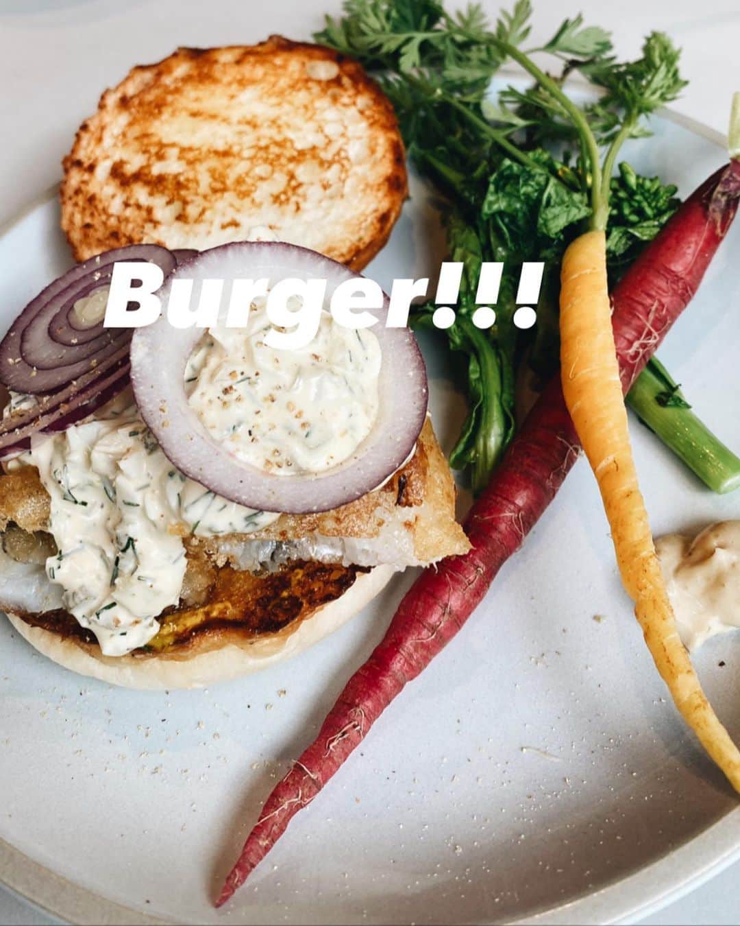 堀舞紀のインスタグラム：「🍔❤️❤️ . . . 良く "湘南でオススメの子連れcafeは？" って質問いただきます。 . . 自分も小さい子を育てて 髪振り乱してますがw ランチやお茶が大好き なのでどーにか子連れでも 美味しいものが食べられないか？！ と試行錯誤しています😂 . . 茅ヶ崎駅の近くに新しくできた お洒落バーガー屋さんが "ママにピッタリ" だったので紹介したい！！！！ . . なっちゃん @natsu128 に連れて行ってもらったんだけど . @turnerdiner_chigasaki  @turnerdiner_chigasaki  @turnerdiner_chigasaki  . 駅から徒歩3.4分でした！ 吉兆の先にマサカ？！と思うほどに お洒落な空間現れるから😂 . 何が良いって お座敷？小上がり？スペースが広い！ チャリもバギーも置き放題！ そして、ぜんぶ美味しい！ . フワッカリのバンズに モリモリのお野菜🥕が乗っかってて、 映え、、、♡ . . 全員子連れだったから 動物園になってしまってたけどw (ごめんなさい) . ママでも行ける オシャウマcafe！って 貴重だから😭 是非おススメしたいです。 . . しかし、 茅ヶ崎駅周りずいぶん新しいお店増えたな〜😳😳 . . こーゆーお店が もっともっと増えますように🙏 . . @natsu128  @lina_x117  またいこーねー🙋🏽‍♀️ . . . 早くコロナ🦠が 終息してくれるといいなぁ。 😩ーーーッ . . これは クリスマスイブのお話でした🤭 夜の雰囲気も素敵みたいだから 緊急事態宣言終わったら また食べに行きたい🥺🥺🥺 . #湘南カフェ #湘南子連れカフェ #子連れカフェ #湘南ハンバーガー #chigasaki #茅ヶ崎カフェ」