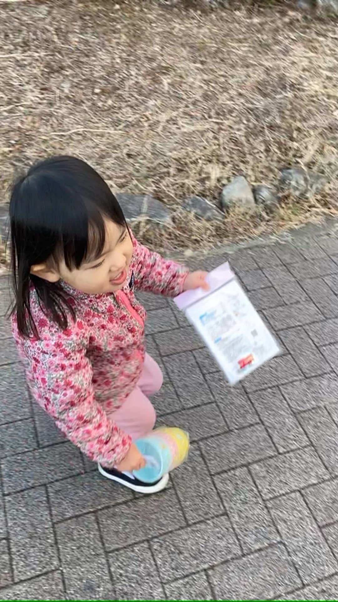 高村凛のインスタグラム：「ポーズをとるえれなさん😆💕 #2歳」