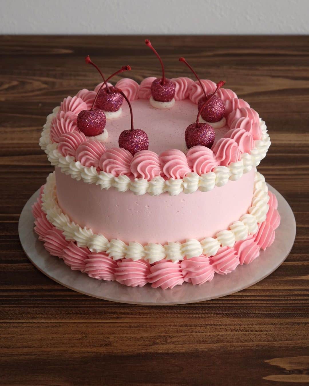 KUNIKAのインスタグラム：「Vanilla buttercream cake with glitter cherries🍒  好きな事を仕事にした場合、好きなままでいる為に距離を置く期間も大事だったりする。 好きな気持ちをプレッシャーにしちゃいけない。 無理して嫌いになるくらいなら、何もしない期間があって良い。 長い付き合いになるのだから👵🏻 そんな事を最近考えていました。  #artofkunika」