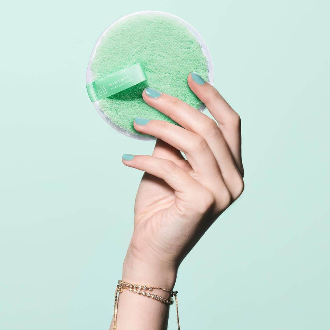 e.l.f.さんのインスタグラム写真 - (e.l.f.Instagram)「NEW Mint Melt Cleansing Cloud is a super soft, washable and reusable makeup remover pad in a limited-edition mint green color 💚 Just wet the Cleansing Cloud with warm or cold water and  gently wipe onto your skin until all makeup is removed ✨  Use the #linkinbio to shop for $4! Also available exclusively @walmart starting 1/17 #eyeslipsface #elfingamazing #elfcosmetics #crueltyfree #vegan」1月11日 9時47分 - elfcosmetics