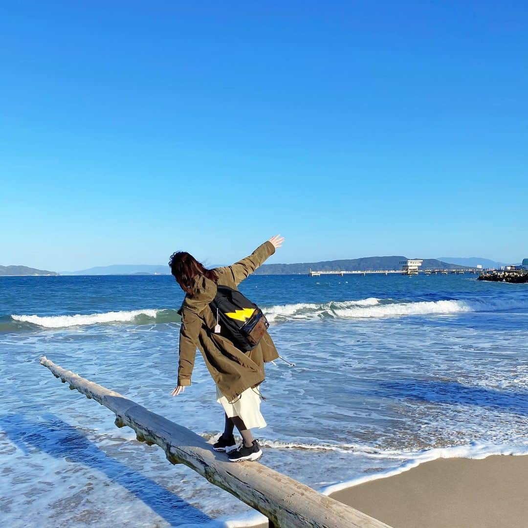 伊藤友里さんのインスタグラム写真 - (伊藤友里Instagram)「福岡糸島の「奇跡の流木」 記録的豪雨をもたらした西日本豪雨の際に様々な難関を乗り越えて海岸に漂着した流木です🌴(去年撮影)  新成人の皆様おめでとうございます㊗️ 今年は成人式の中止や延期で寂しい思いをされている方も多いと思います。  でもどんな形でも未来はやってくるもので 焦らず着実に 心と身体の健康を1番に日々新たな景色が開けていきますように✨  #成人の日 #奇跡の流木」1月11日 9時48分 - ito_yuri_official