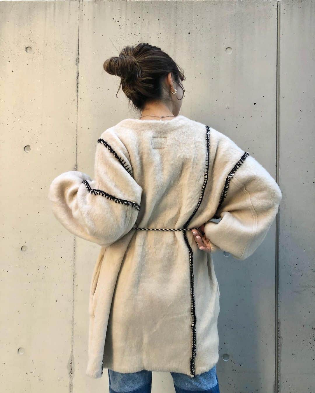 miho uesugiさんのインスタグラム写真 - (miho uesugiInstagram)「私服です👗  紐付き配色ステッチニットガウン、アイボリーを買いました。 軽くて暖かい…！ インナーダウンを着て今から春までたくさん着たいと思います。  最後は謎ショット🎞  ㅤㅤㅤㅤㅤㅤㅤㅤㅤㅤㅤㅤㅤ #Kastane」1月11日 9時49分 - uepoooning