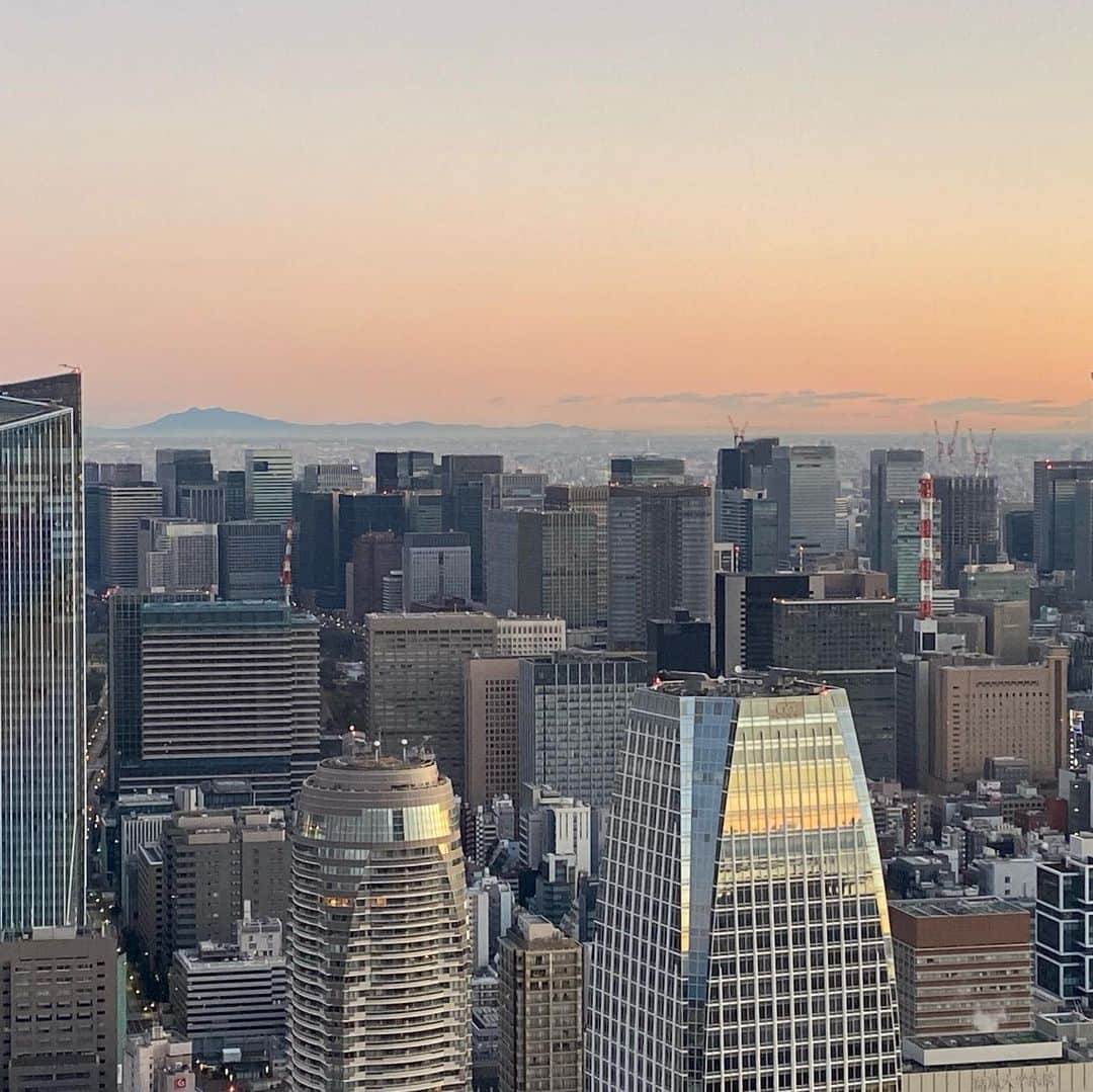 東京タワーさんのインスタグラム写真 - (東京タワーInstagram)「The first sunrise of 2021 seen from the height of Tokyo Tower « Top deck ».  東京タワー最上部、高さ250mのトップデッキから眺める元旦の初日の出。  お客様はクラウドファンディングでご支援をいただいた先着で33名様のみをお迎えし、ソーシャルディスタンスを図って開催しました。  東京タワーの高さ250mに位置するトップデッキはかつて特別展望台と呼ばれていた空間で、床面積は約160㎡。昭和33年の開業時は作業用の資材置場でしたが、昭和42年に特別展望台としてオープンしました。  #初日の会 #トップデッキ　#東京タワー　#firstsunriseoftheyear #tokyo #japan #元旦の富士山 #元旦の東京タワー　#初日の出　#tokyotowerchanoyu #東京タワー茶の湯」1月11日 10時00分 - tokyotower_official