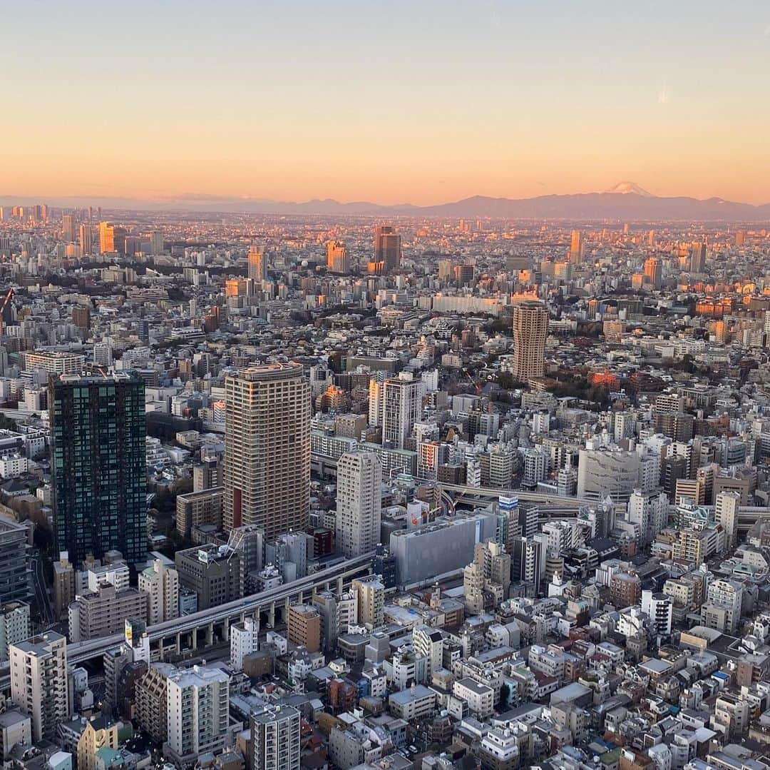 東京タワーさんのインスタグラム写真 - (東京タワーInstagram)「The first sunrise of 2021 seen from the height of Tokyo Tower « Top deck ».  東京タワー最上部、高さ250mのトップデッキから眺める元旦の初日の出。  お客様はクラウドファンディングでご支援をいただいた先着で33名様のみをお迎えし、ソーシャルディスタンスを図って開催しました。  東京タワーの高さ250mに位置するトップデッキはかつて特別展望台と呼ばれていた空間で、床面積は約160㎡。昭和33年の開業時は作業用の資材置場でしたが、昭和42年に特別展望台としてオープンしました。  #初日の会 #トップデッキ　#東京タワー　#firstsunriseoftheyear #tokyo #japan #元旦の富士山 #元旦の東京タワー　#初日の出　#tokyotowerchanoyu #東京タワー茶の湯」1月11日 10時00分 - tokyotower_official
