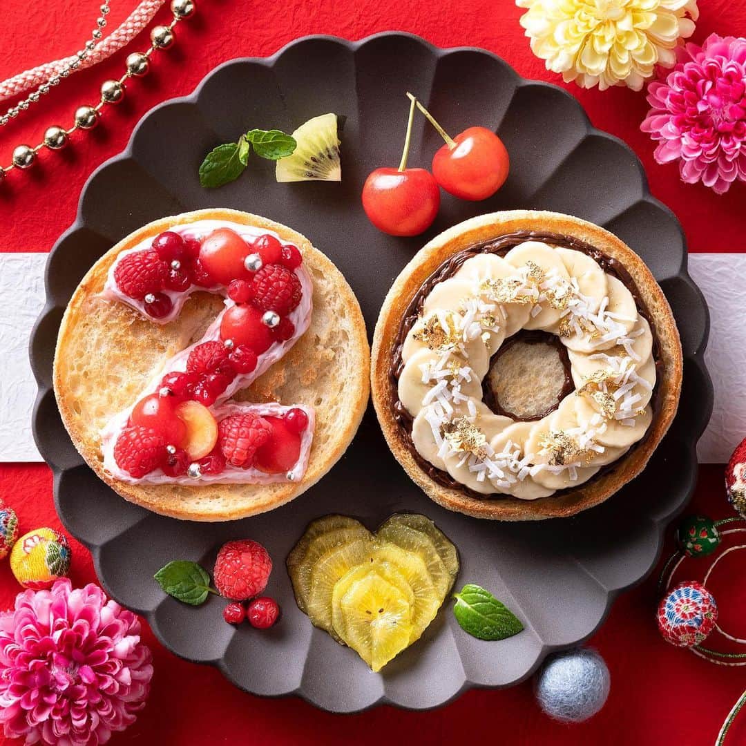 Pasco/敷島製パン株式会社のインスタグラム：「祝🎊成人の日💐 　 本日1月11日は、#成人の日👘 新成人のみなさまに、Pascoからもとっておきのワンプレートを🍽 #超熟イングリッシュマフィン の上に大きく描かれた“２０”の文字に、お祝いの気持ちを込めてみました❤ 　 いよいよ大人の仲間入りですね😊 これからの人生が、ますます素晴らしいものとなりますように✨ 　 ご成人おめでとうございます🎉  #Pasco #パスコ #超熟 #成人の日 #新成人 #成人式 #成人の日おめでとう」