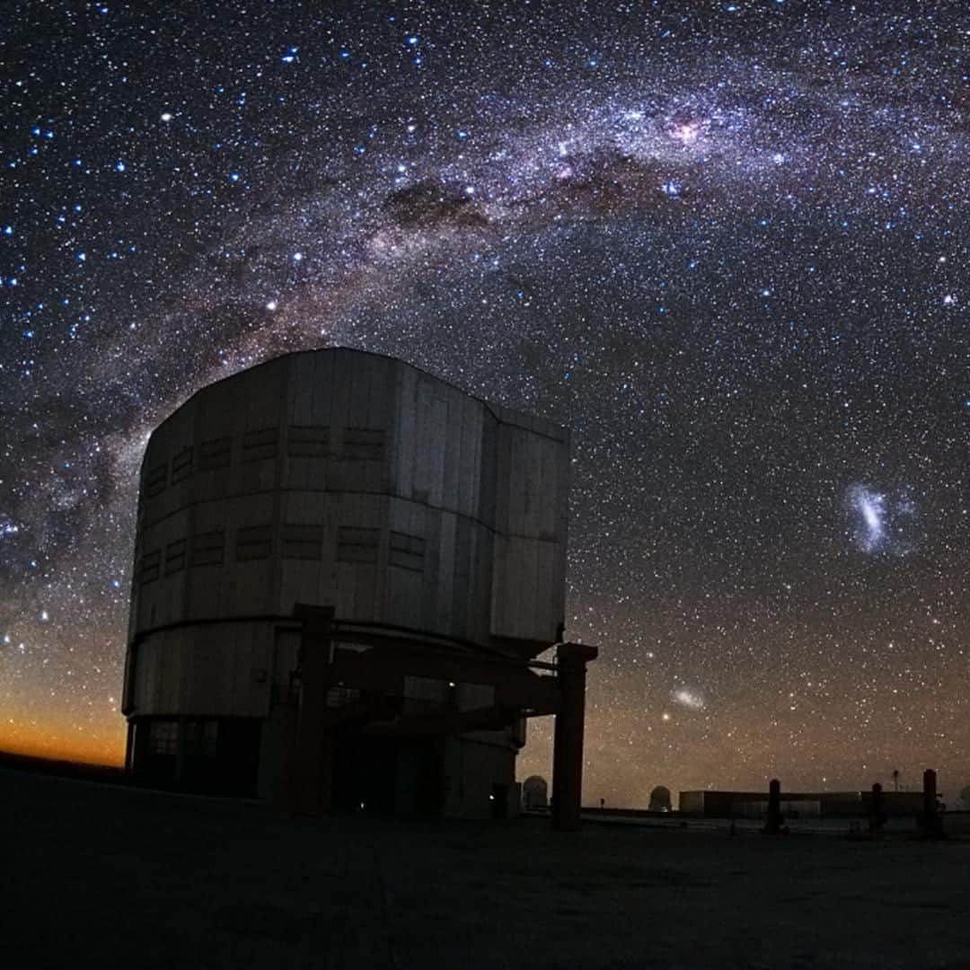 TED Talksのインスタグラム：「Let's talk telescopes. Not like 🔭  telescopes — but HUGE telescopes. Like this one at the European Southern Observatory in the Atacama Desert of northern Chile. Telescopes like this have a fascinating history, which starts with photographing the Moon on glass plates in 1894 and goes all the way to using artificial intelligence to discover thousands of supernovae every year. “The way we do astronomy looks different today; what hasn't changed is that seed of human curiosity,” says astronomer Emily Levesque. “If we can harness the power of tomorrow's technology and combine it with this drive that we all have to look up and to ask questions about what we see there, we'll be ready to learn some incredible new things about the universe.” Visit the link in our bio to learn more about the history of modern astronomy and the evolution of the telescope.」