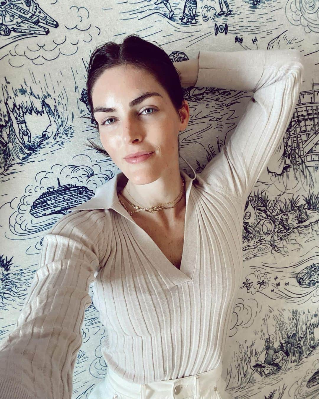 ヒラリー・ローダのインスタグラム：「Sunday 💙」