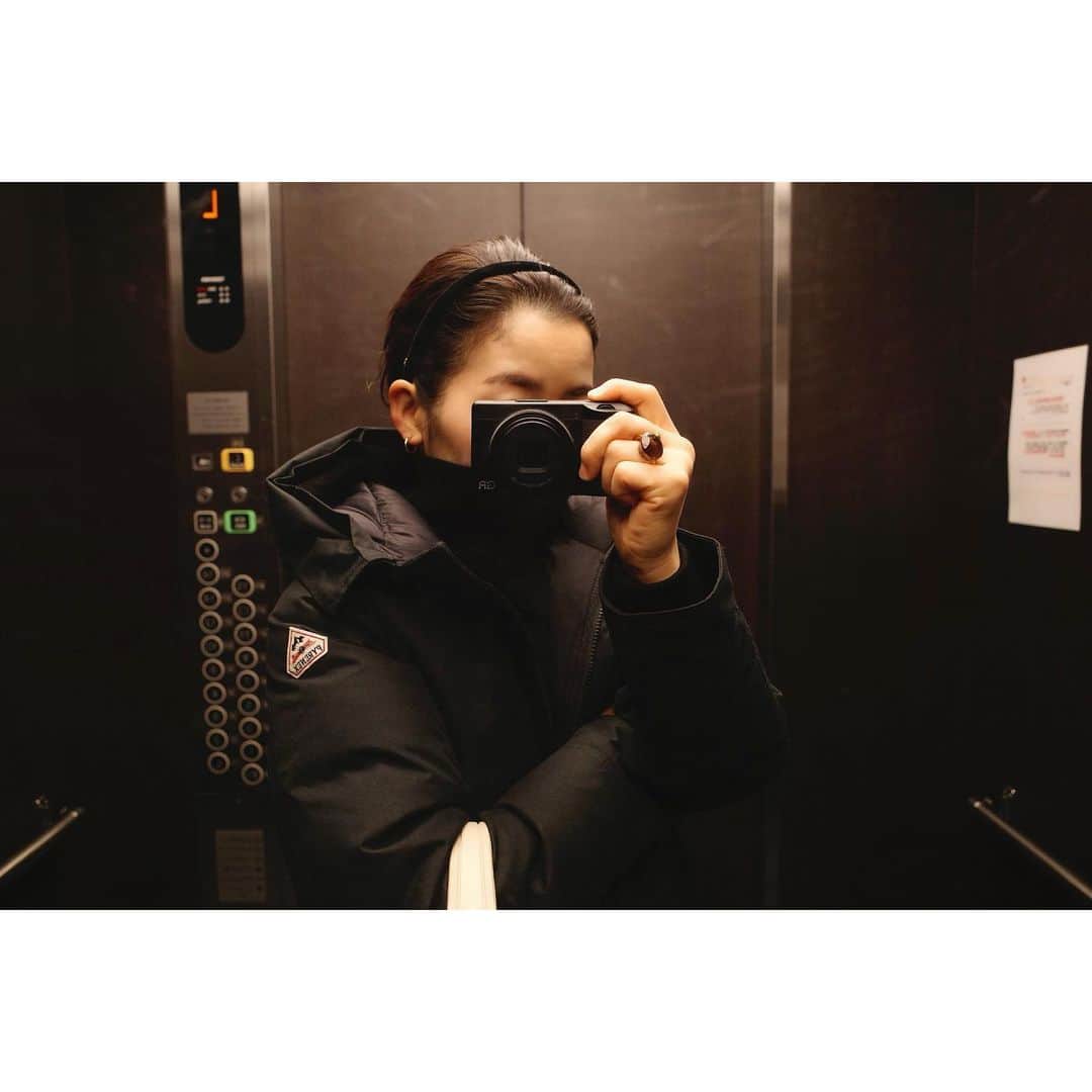 川上さやかのインスタグラム：「3連休最終日は早起きして近所の神社に初詣に⛩ 起きぬけのヘアも、カチューシャするだけで何とか形になるので助かります✨ 細さは勿論、締めつけすぎず緩すぎずの加減もちょうど良い。 ベルベット素材が程よい存在感で、そこもお気に入り♡ #headband #iris47」