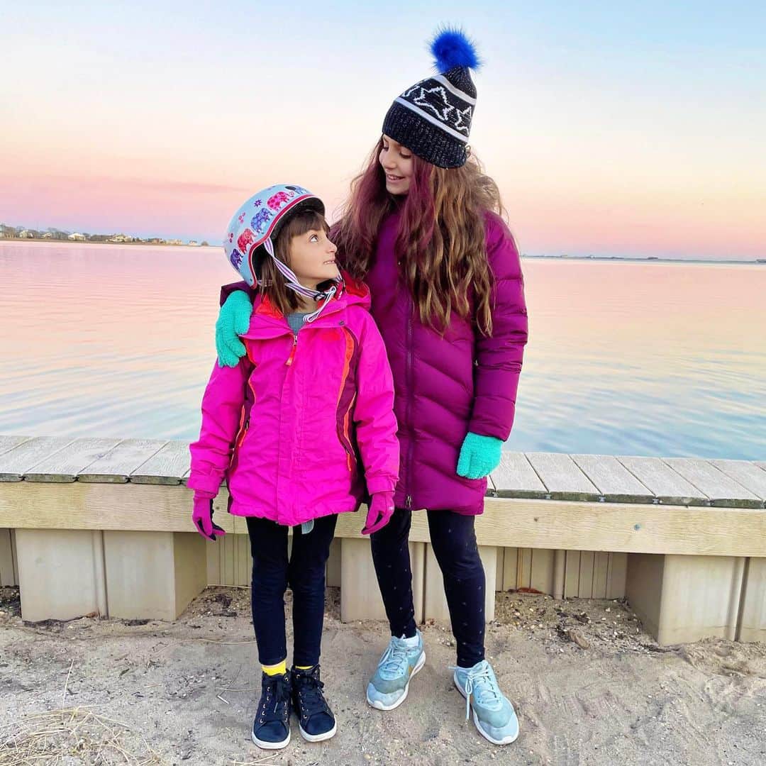 Ilana Wilesさんのインスタグラム写真 - (Ilana WilesInstagram)「The sunset was so pretty tonight, Mazzy snatched my phone so she could take a pic herself. That’s her shot at the end. 🙌🏻」1月11日 9時54分 - mommyshorts