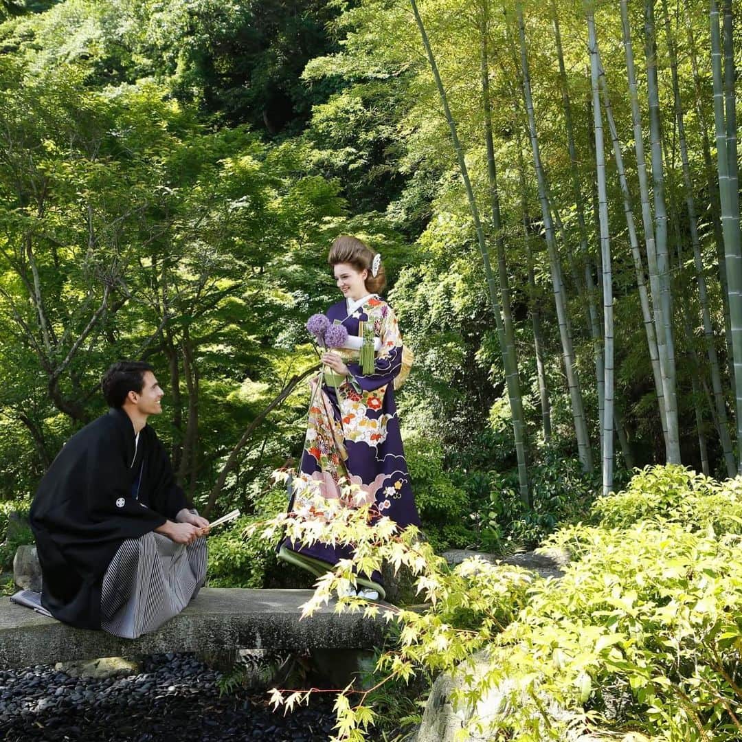 The KAMAKURA WEDDINGのインスタグラム：「新緑の日本庭園に咲いてるような上品で華やかなお着物。洋髪でボリュームを出す事で印象的な簪使いが新鮮な装いです。」