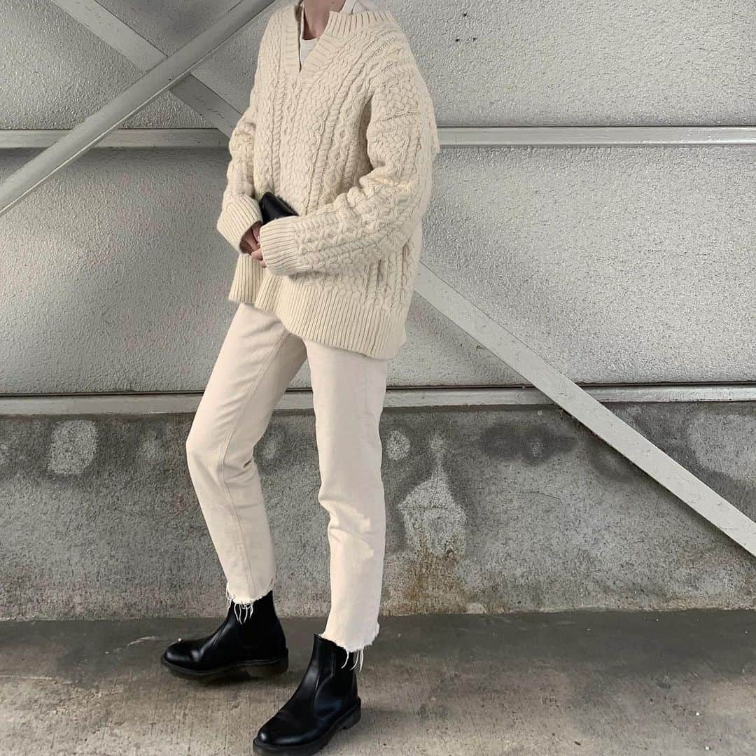 Mie Kawanoのインスタグラム：「Whiteにblackの小物𓂃𓂂  #coordinate #code #instagood #instafashion #コーデ#コーティネート#canaljean #yanuk #drmartens #monotonecode」