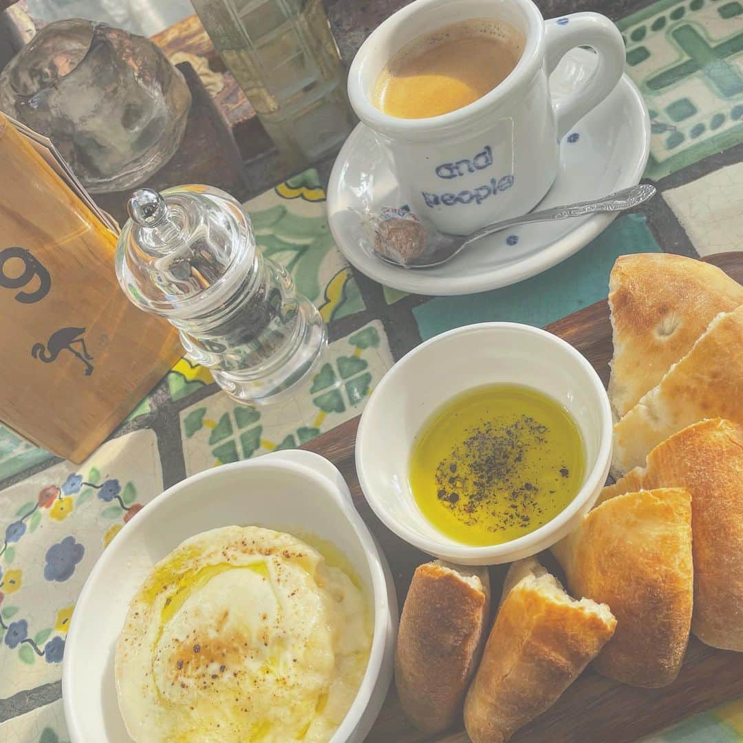 のインスタグラム：「. 🌟食べログ　3.39 📌and people udagawa  ☑フォカッチャ＆カマンベール焼き  いや死ぬほど美味しかった、、、 チーズ好きにはたまらん🤤 だってカマンベールの丸焼きだよ？ こんな幸せな料理ある？🤤💓💓  店内はまるで森の中のよう🍃 どこもかしこも映えスポット満載でした❣️  とってもおすすめ✨  私はランチ時に行ったんだけど、今度は夜も行ってみたいなぁ💓  ✎︎＿＿＿＿＿＿＿＿＿＿＿＿  🏡	東京都渋谷区宇田川町10-2 新東京ビル　4Ｆ 🚶‍♀️渋谷ハチ公口から徒歩10分  ✎︎＿＿＿＿＿＿＿＿＿＿＿＿  . #渋谷カフェ #渋谷 #渋谷グルメ #チーズ #チーズ大好き #omnomnom #foodporn #foodie #organic #healthyeats #goodeats #vegetarian #vegan#glutenfree #hungry #homemade #madefromscratch #カフェ #カフェ巡り #カフェ好きな人と繋がりたい #カフェ巡り好きな人と繋がりたい #trevary_cafe」