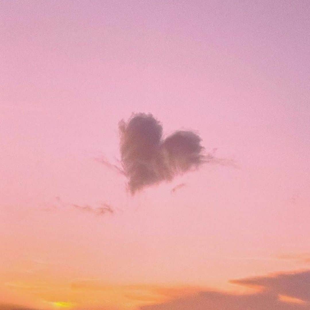 アリスマッコールのインスタグラム：「Love is in the air ☁️ #aliceMcCALL」