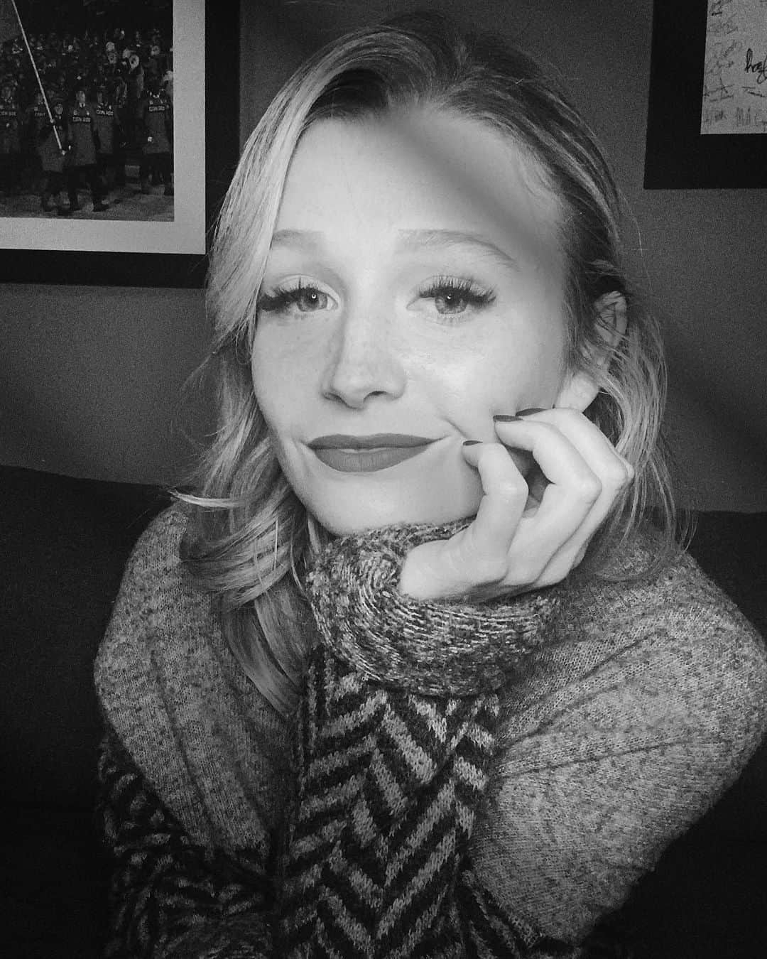 カーステン・ムーア＝タワーズのインスタグラム：「Sunday scaries fought off by a bold lip, a good book, and some good lighting.  Friendly reminder that you can handle anything this week throws at you.  Whichever way you choose to do it ;) 🖤🤍」