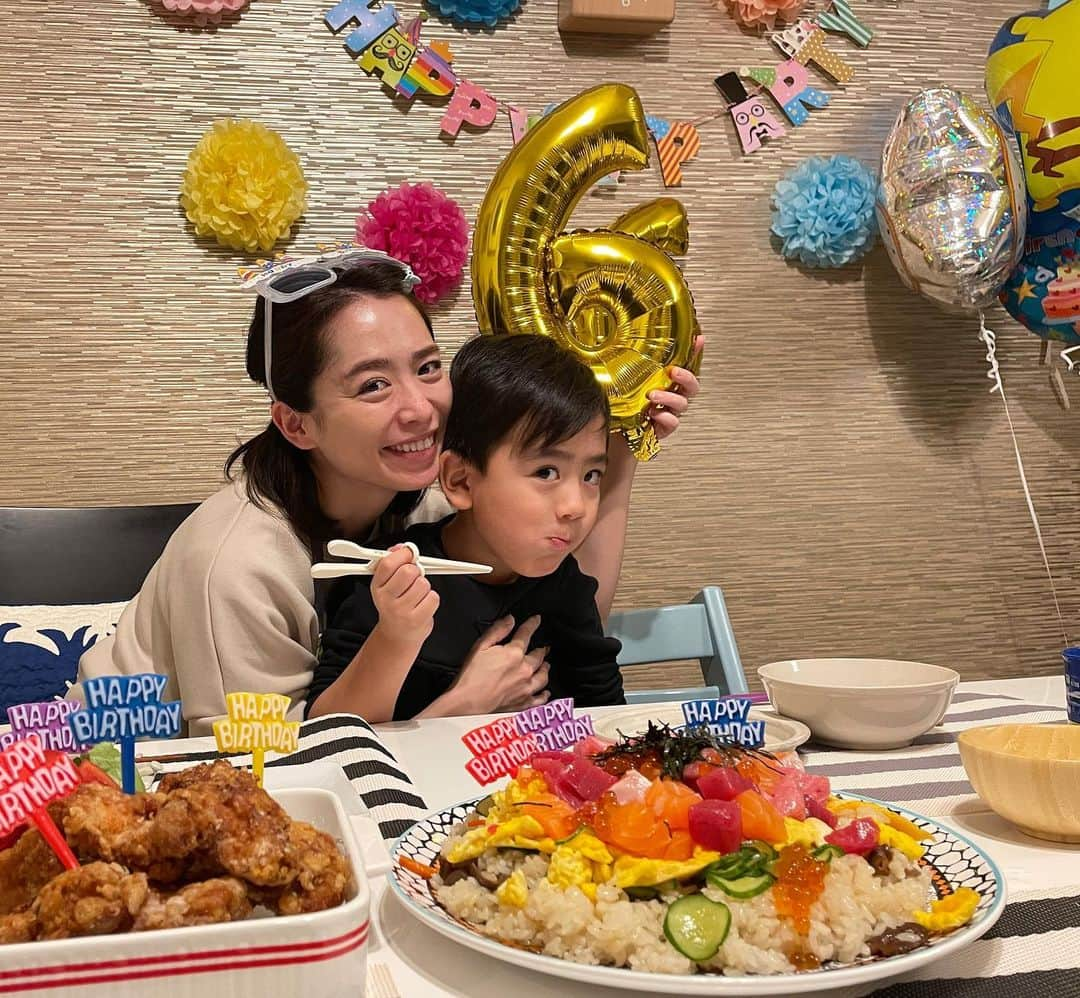 久保順子のインスタグラム：「息子の6歳のお誕生日🎂プレゼント🎁は自分で持つと、強風に煽られながらも嬉しそうに歩く後ろ姿🤣🤣まだまだ幼いなぁと、ついつい微笑ましくなります🙃🙂😘」