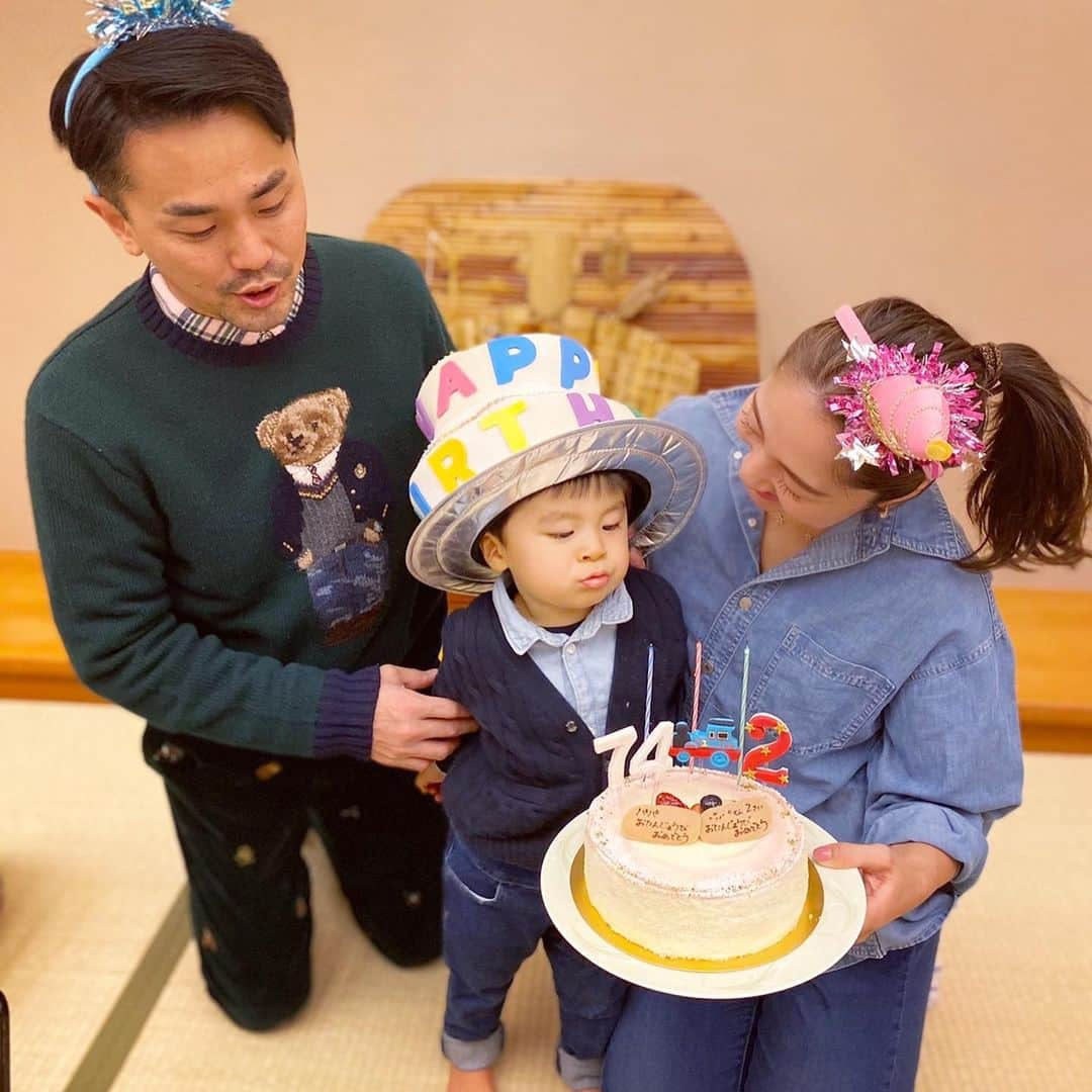 小川ひとみさんのインスタグラム写真 - (小川ひとみInstagram)「Happy Birthday my baby❤️ 今日は息子２歳のお誕生日🎂 あっという間に２年が経ちました✨ 毎日息子の成長を見守る事が出来 これほどプライスレスな時間や気持ち 思い出はありません🙏 息子というフィルターを通し 自然をまた違う角度から 美しく感じる事ができています🌳 人に恵まれ、愛と夢に溢れ、 これから経験するすべての出来事に パワフルに向き合い乗り越えていけるよう 楽しく愛情いっぱいに育てていきたいです✨ We love you so much,  happy happy birthday my love❤️❤️❤️ 写真は父と息子のお誕生日が同じ日なので 恒例のお誕生日会をしました🎉 ７４歳と２歳です❤️🥰❤️ #2yearsold #2歳 #happybirthday」1月11日 10時07分 - hitomy220