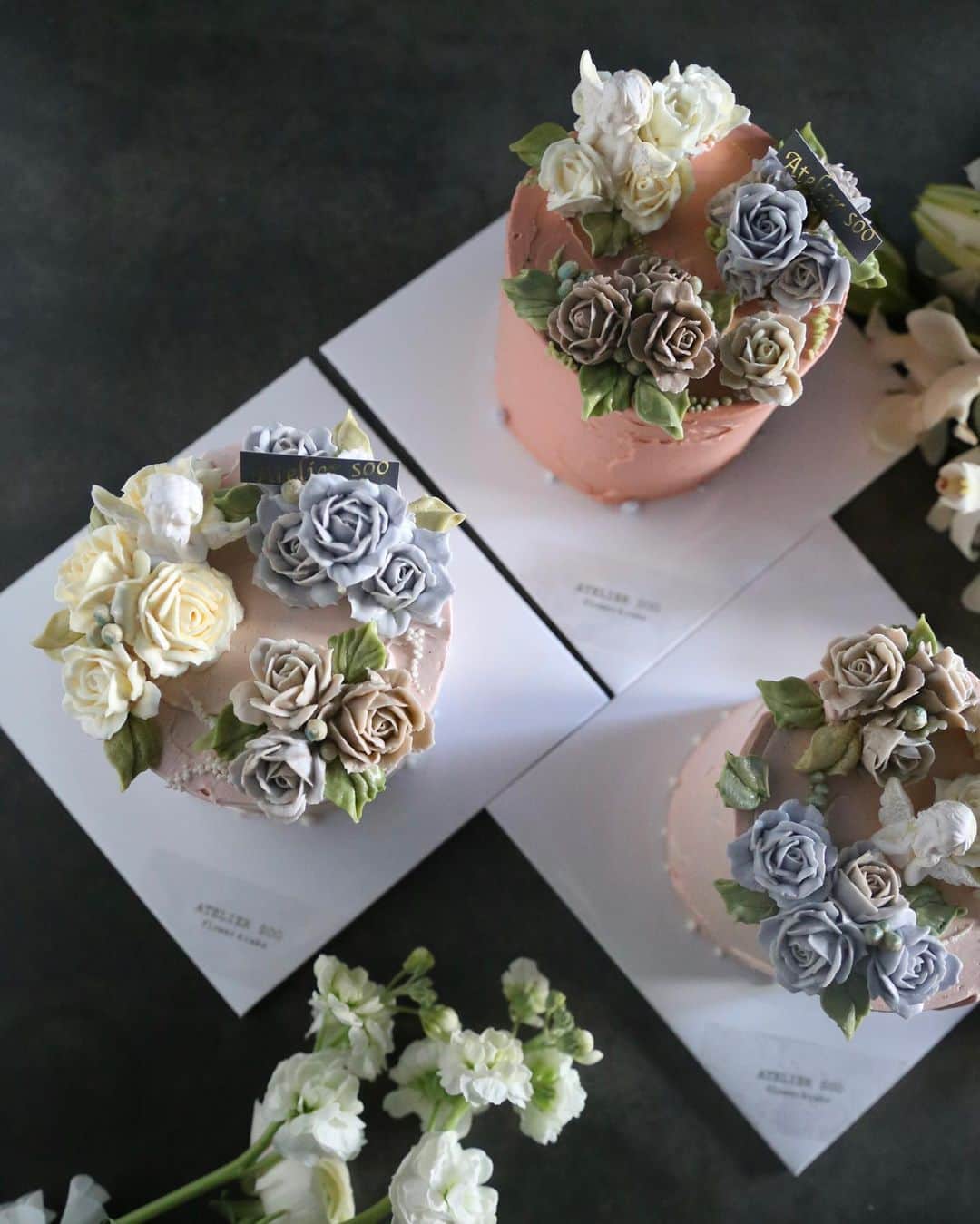 청담 수케이크 (atelier soo)さんのインスタグラム写真 - (청담 수케이크 (atelier soo)Instagram)「ㅡ 디자인전공하신분이두분이나계신모범생1월의반⚜️ Atelier soo flowercake - Basic class 초코케이크.초코천사.장미 터치 아이싱 ㅡ #flower #cake #flowercake #partycake #birthday #bouquet #buttercream #baking #wilton #weddingcake ㅡ www.soocake.com」1月11日 10時10分 - soocake_ully
