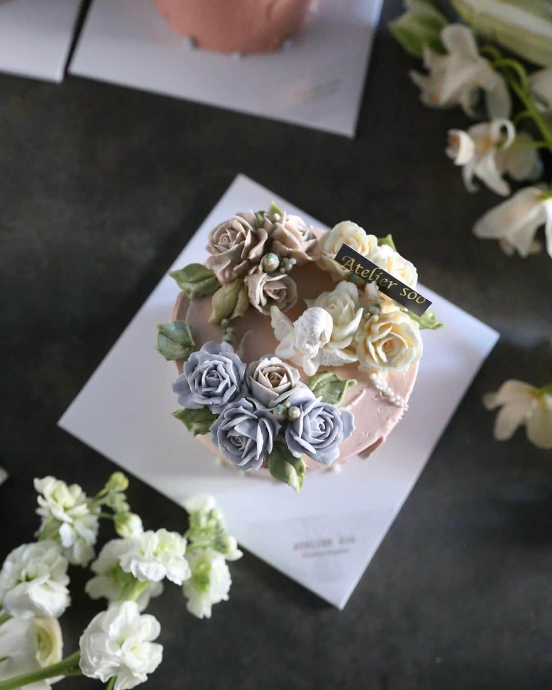 청담 수케이크 (atelier soo)さんのインスタグラム写真 - (청담 수케이크 (atelier soo)Instagram)「ㅡ 디자인전공하신분이두분이나계신모범생1월의반⚜️ Atelier soo flowercake - Basic class 초코케이크.초코천사.장미 터치 아이싱 ㅡ #flower #cake #flowercake #partycake #birthday #bouquet #buttercream #baking #wilton #weddingcake ㅡ www.soocake.com」1月11日 10時10分 - soocake_ully