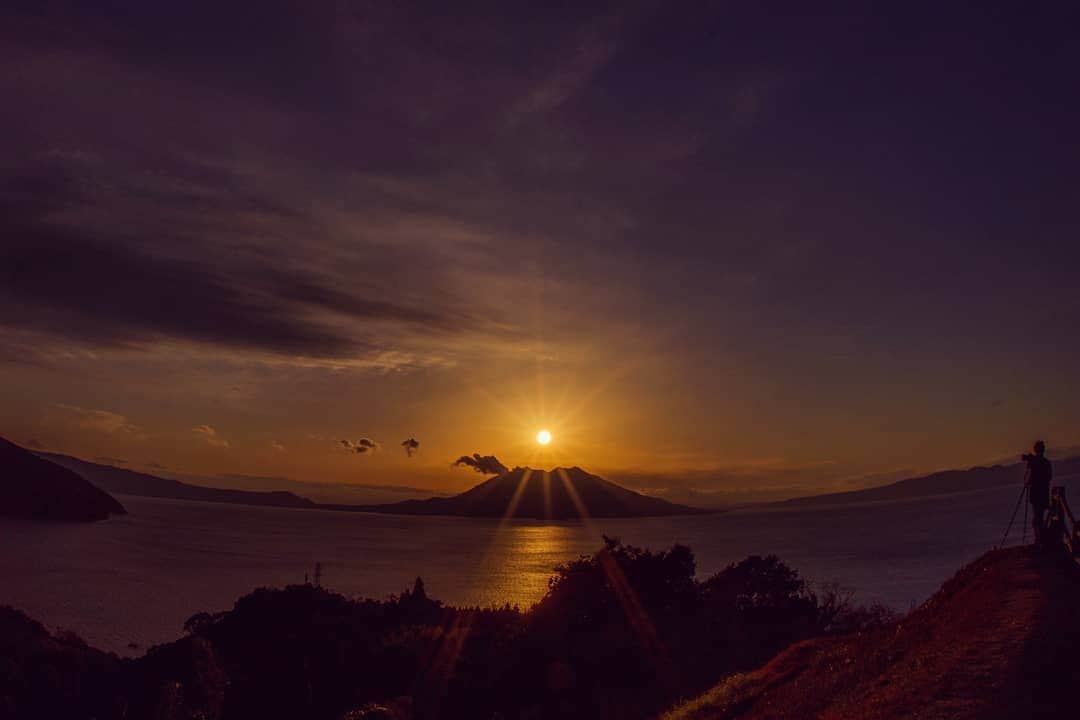 鹿児島よかもん再発見さんのインスタグラム写真 - (鹿児島よかもん再発見Instagram)「霧島市福山町の中茶屋公園へ(^-^)/  夕暮れにダイヤモンド桜島が見れる有名スポット🌇  薩摩半島側に住んでいると、なかなかタイミングが合わなくて💦ようやくでした。  若干、山頂より高めですが、個人的にはこれくらいのバランスが好きです  奥の撮影者さんがいらっしゃったおかげで、より気持ちの良い写真が撮れました。感謝致しますm(__)m  #鹿児島 #鹿児島観光 #鹿児島の風景 #鹿児島の夕日 #鹿児島の自然 #霧島市 #福山町 #霧島市福山町 #中茶屋公園 #霧島観光 #霧島市観光 #japan #kagoshima #sunset #桜島」1月11日 10時12分 - kagoshimayokamon