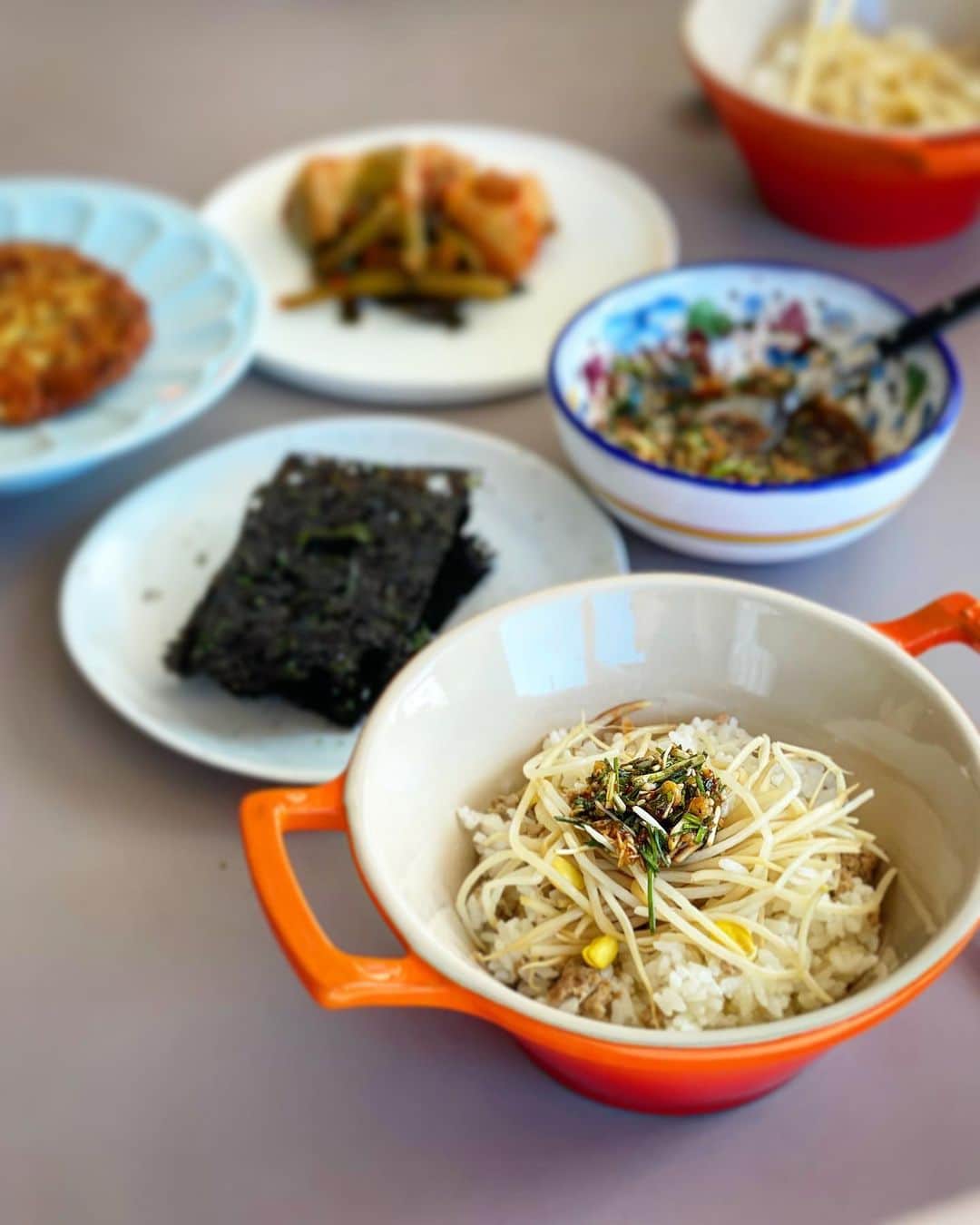 パク・ヨンインのインスタグラム：「지난 주말.  1. 와이프가 만들어준 콩나물밥. 2~4. 집에서 먹는 피양옥 어복쟁반(마라쟁반). 5. 여전한 박수영. 6. 자세가 꽤 그럴싸한 내 아들. 7. 내가 마치 실리콘밸리의 개발자가 되어야만 할 것 같은 올버즈.  8. 그림 그리는걸 좋아하는 아들. 9. 아주 잠시 아내와 함께 외식. 10. @anjubob.zip 의 새 메뉴들을 만들어봄.」