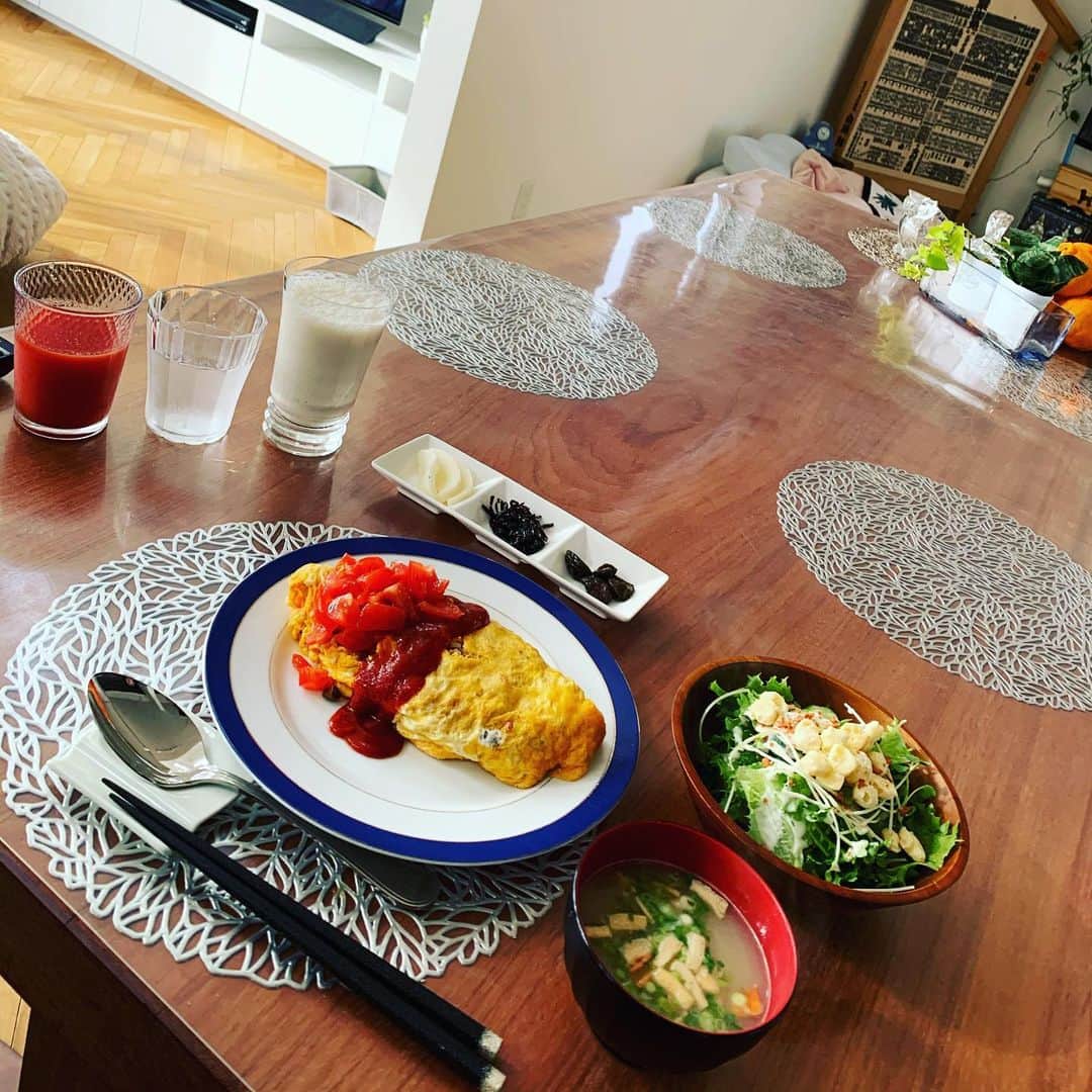 のインスタグラム：「オムライス シーザーサラダ 味噌汁 バナナジュース トマトジュース 超超超劇劇劇ウマママママシ」