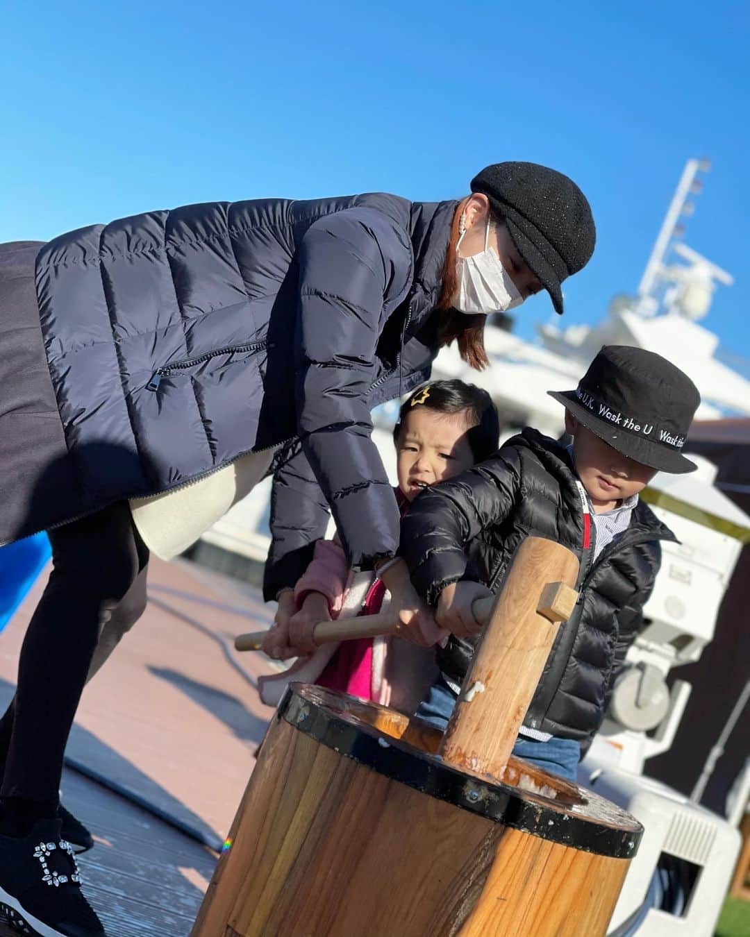 白田久子さんのインスタグラム写真 - (白田久子Instagram)「お正月🕊 餅つきに参加させてもらいました。 子供達は初めての餅つきに少しビビりながら😂つきたてのお餅美味しいね~と何個も食べてました。 #お正月 #餅つき #初体験 #年子ママ」1月11日 10時35分 - hisako_shirata