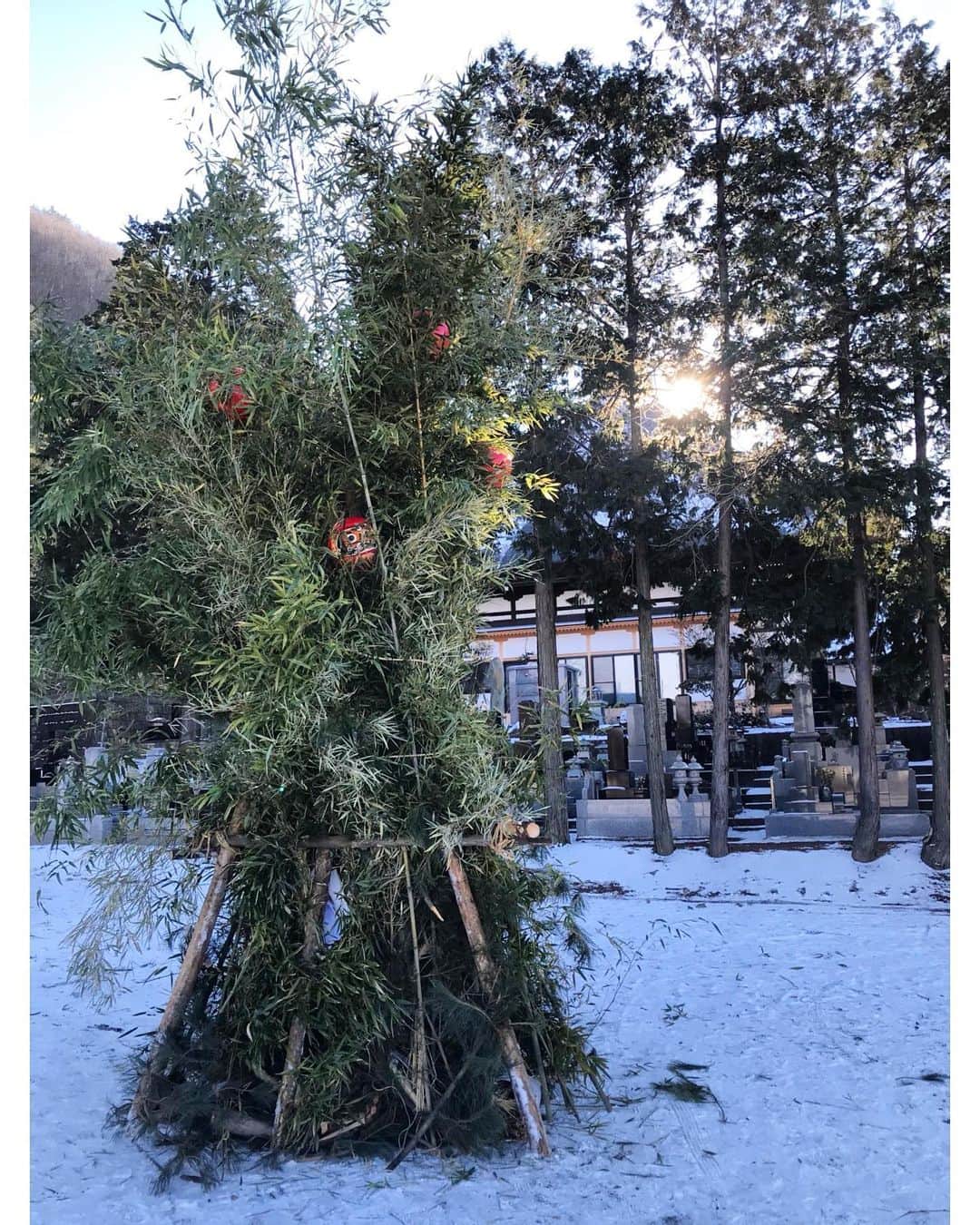熊木杏里さんのインスタグラム写真 - (熊木杏里Instagram)「今朝、長野の父から送られてきた 1枚。 朝日に照らされて火を待つ風景。 小さい頃は一緒に行ったなぁ！ 地方によって確か呼び方も 異なるんですよね。  #どんど焼き  #雪」1月11日 10時30分 - anri.kumaki