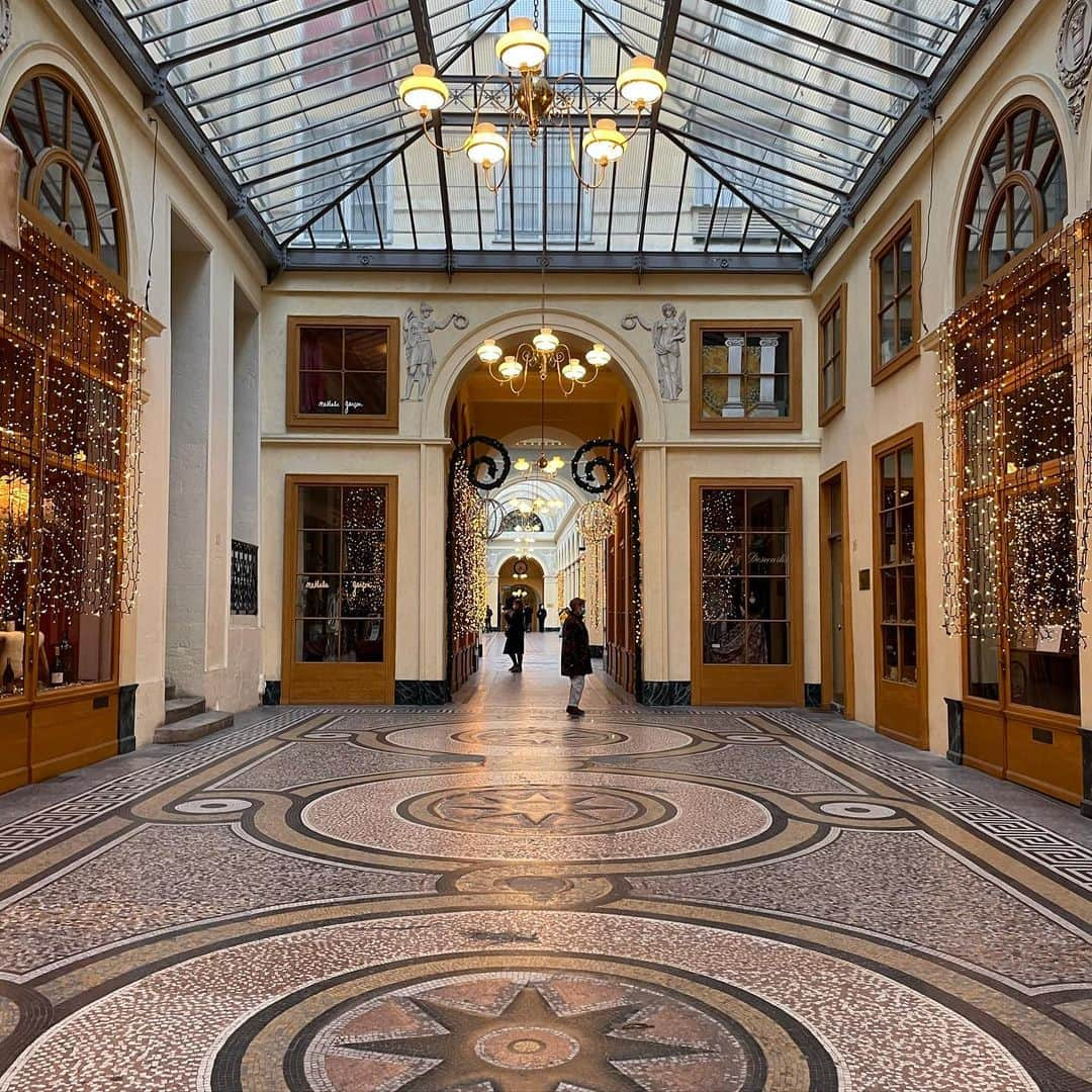 大森美希さんのインスタグラム写真 - (大森美希Instagram)「un des plus beaux passages couverts de Paris  #galerievivienne #paris #passageaparis #1820s #passagecouvert #pariswalk #architecture #lavieaparis #coveredpassage #france #laviequotidienne #パリ散歩 #ギャルリヴィヴィエンヌ #パリ #ギャルリーヴィヴィエンヌ #パリ生活 #パリところどころ #パリを歩く #パッサージュ #海外生活 #19世紀 #1820年代建築 #フランス」1月11日 10時31分 - mikiomori_