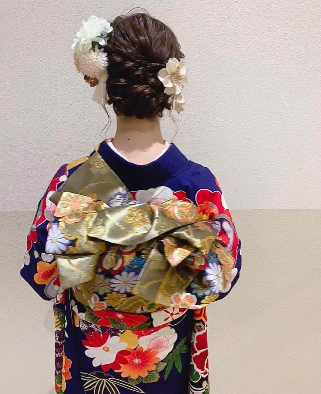 七瀬音海のインスタグラム：「新成人の皆さん、成人おめでとうございます㊗️ わたしも本当は成人ができているはずでしたが中止になってしまいました😥残念です🤦🏻‍♀️ この素敵な着物はおばあちゃんが買ってくれました！成人式では着れなくてもいつか着る機会があればいいなあと思います☺️ #新成人　#成人式」
